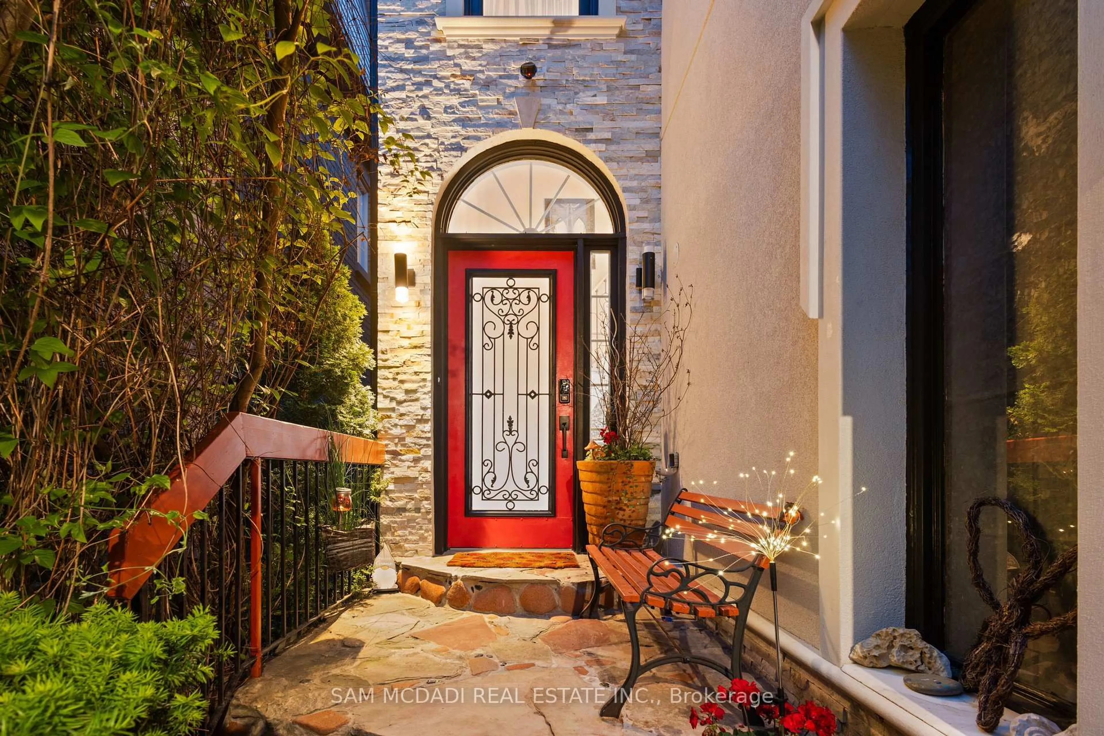 Indoor entryway for 6074 Leeside Cres, Mississauga Ontario L5M 5K6