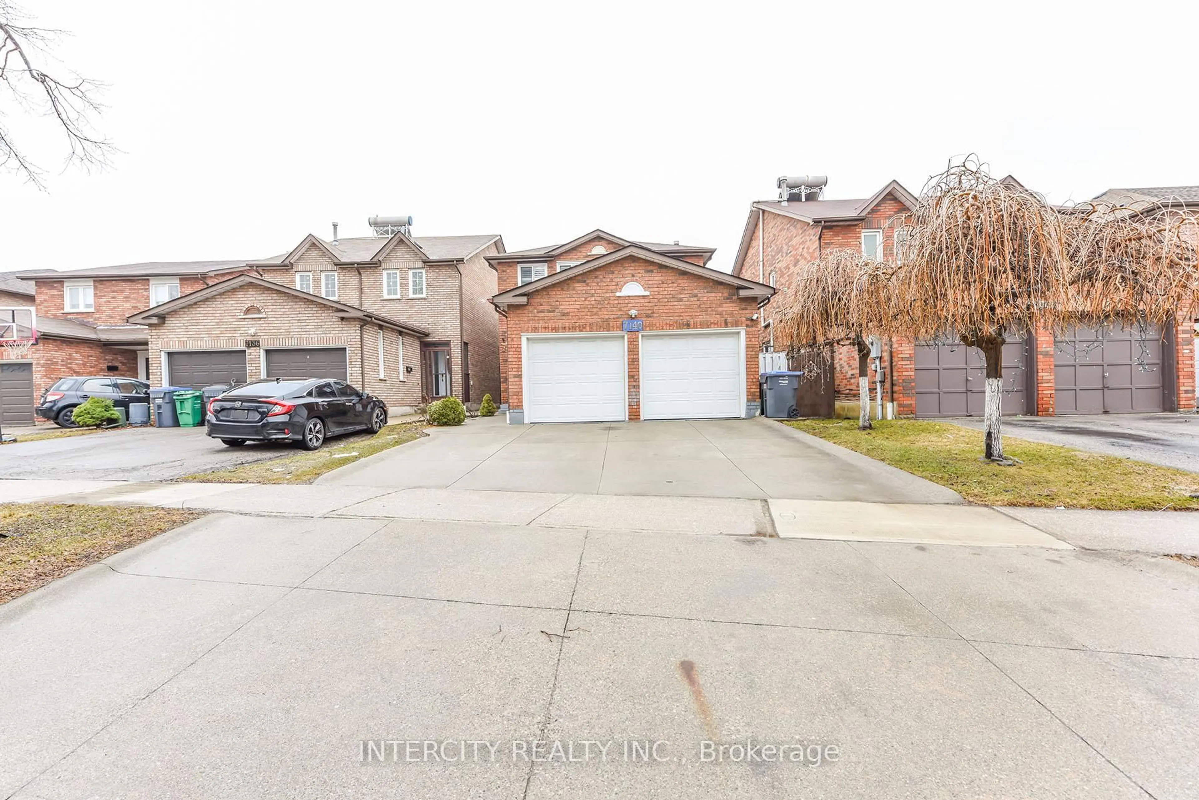 A pic from outside/outdoor area/front of a property/back of a property/a pic from drone, street for 7140 Dalewood Dr, Mississauga Ontario L4T 4E9