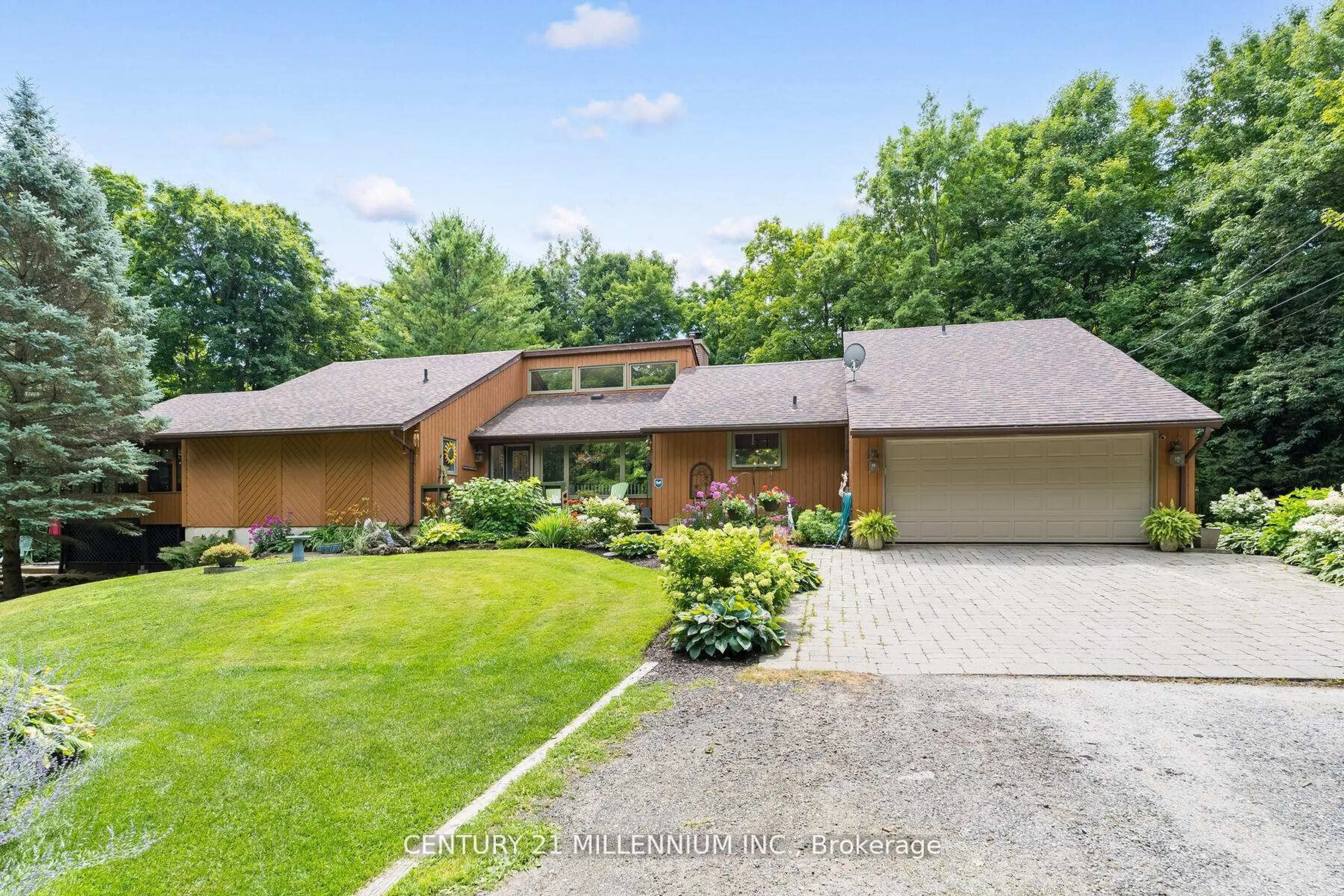 A pic from outside/outdoor area/front of a property/back of a property/a pic from drone, street for 11646 Dublin Line, Halton Hills Ontario L7J 2M1