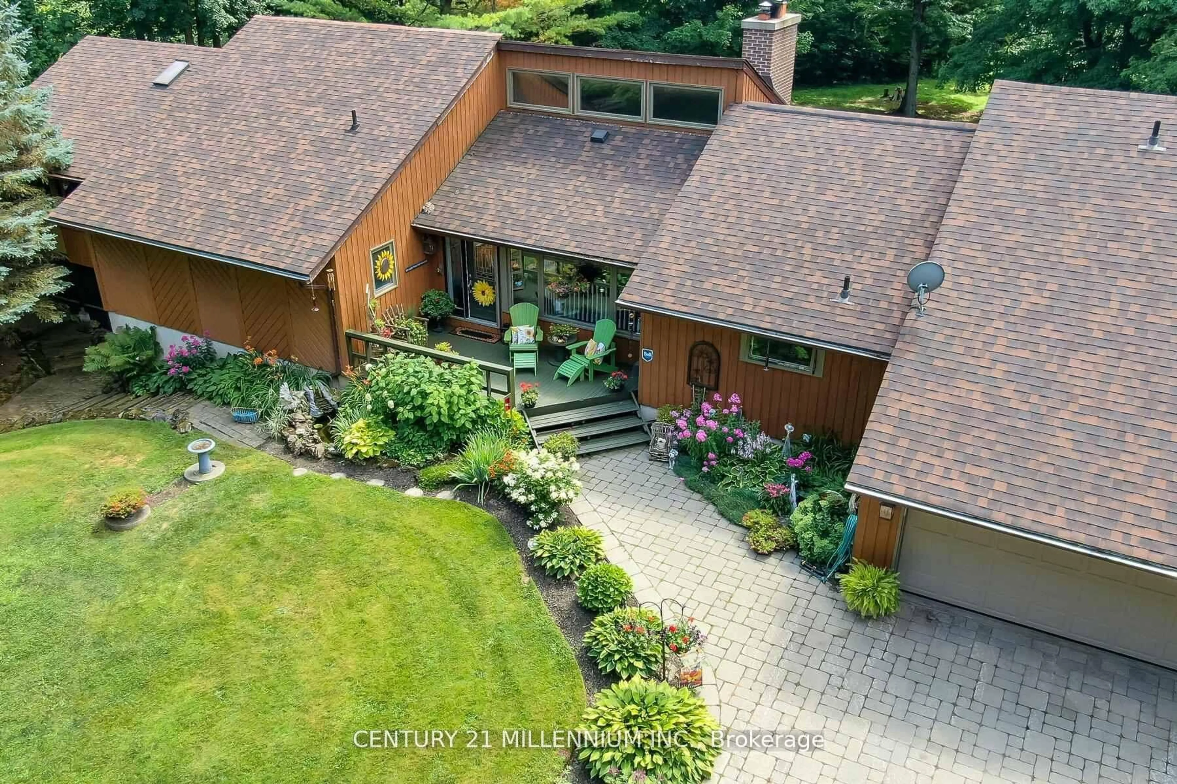 A pic from outside/outdoor area/front of a property/back of a property/a pic from drone, unknown for 11646 Dublin Line, Halton Hills Ontario L7J 2M1