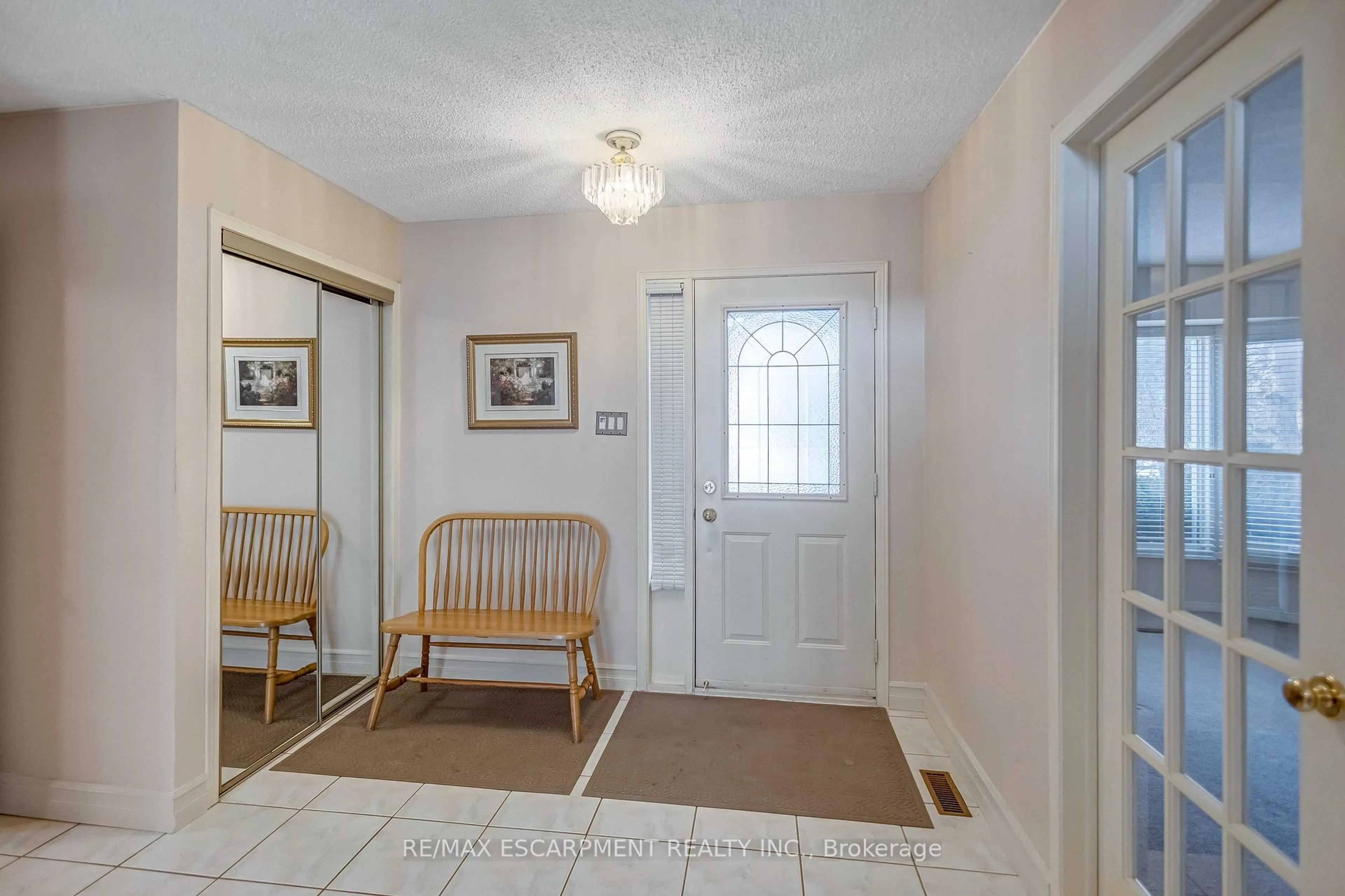Indoor entryway for 4037 Chadburn Cres, Mississauga Ontario L5L 3X3