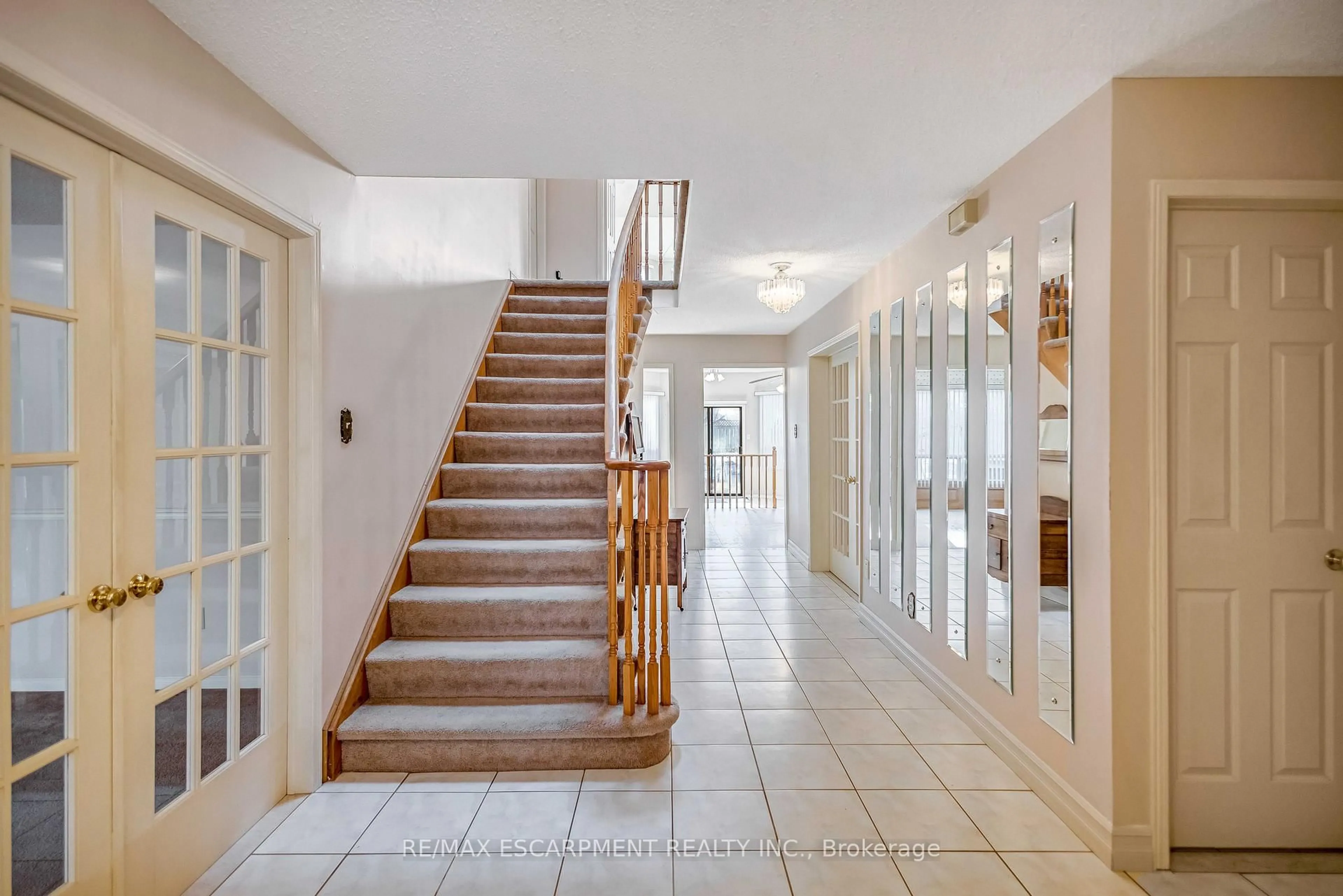 Indoor foyer for 4037 Chadburn Cres, Mississauga Ontario L5L 3X3