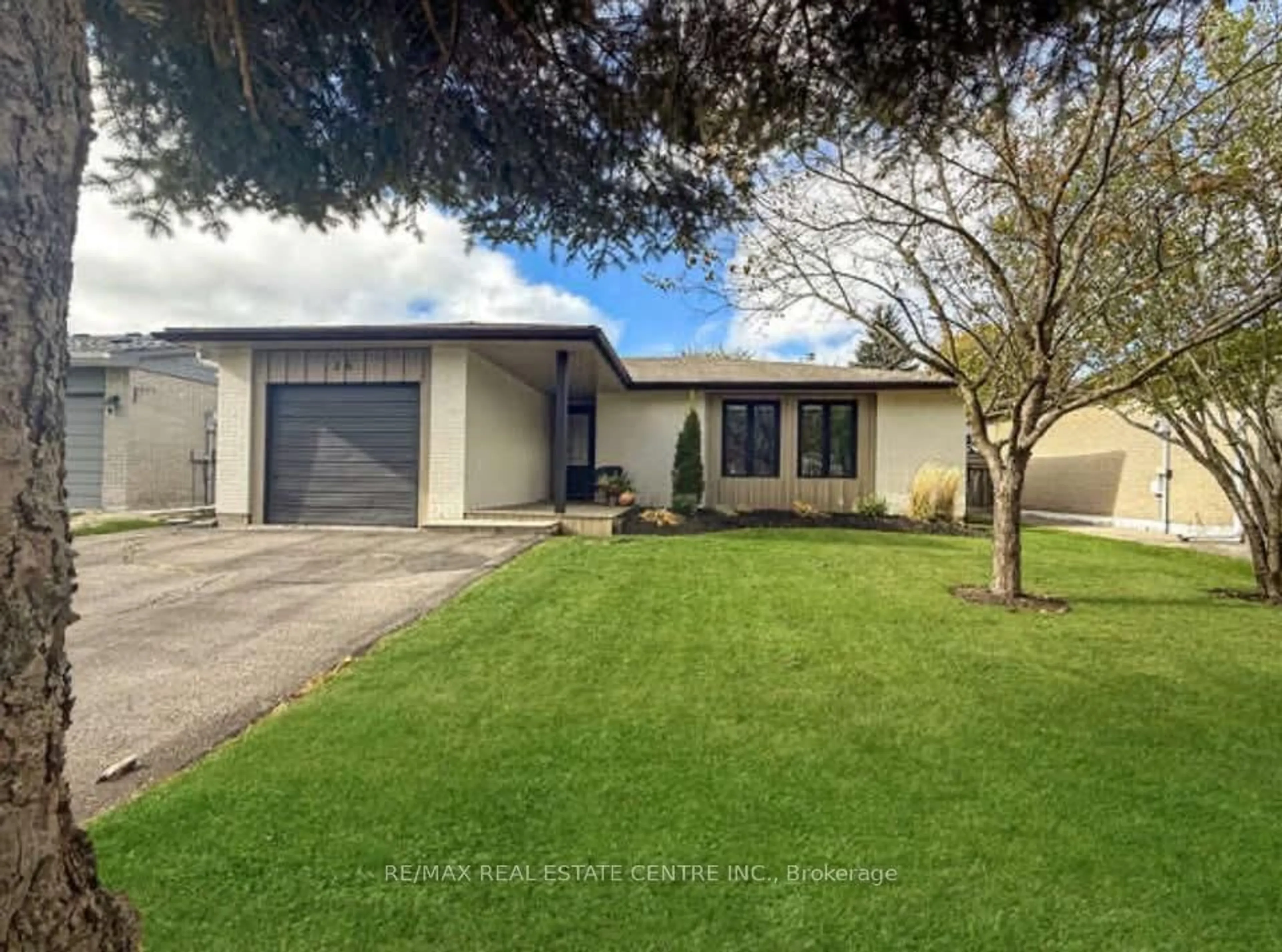 A pic from outside/outdoor area/front of a property/back of a property/a pic from drone, street for 26 Diane Dr, Orangeville Ontario L9W 2N4