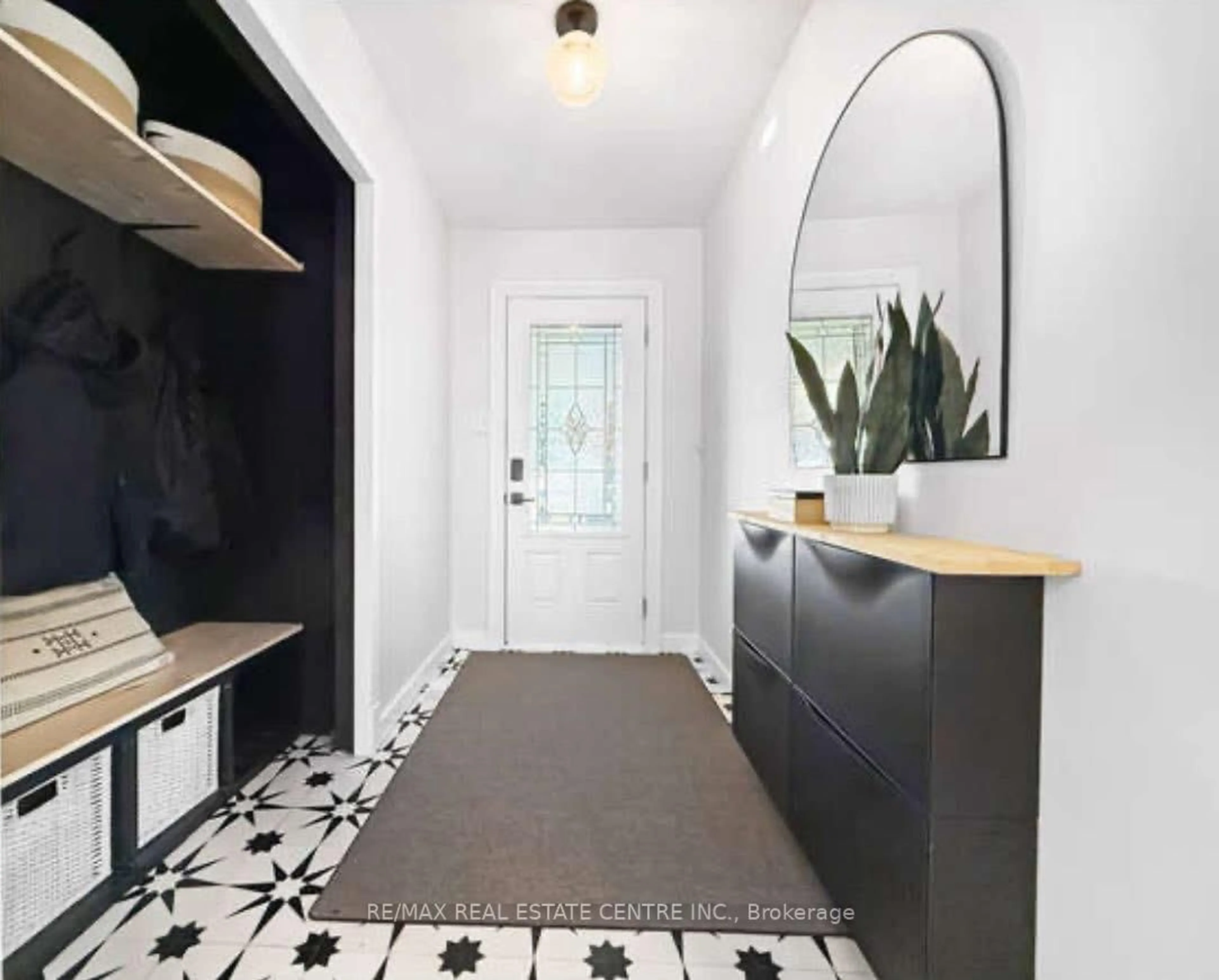 Indoor entryway for 26 Diane Dr, Orangeville Ontario L9W 2N4