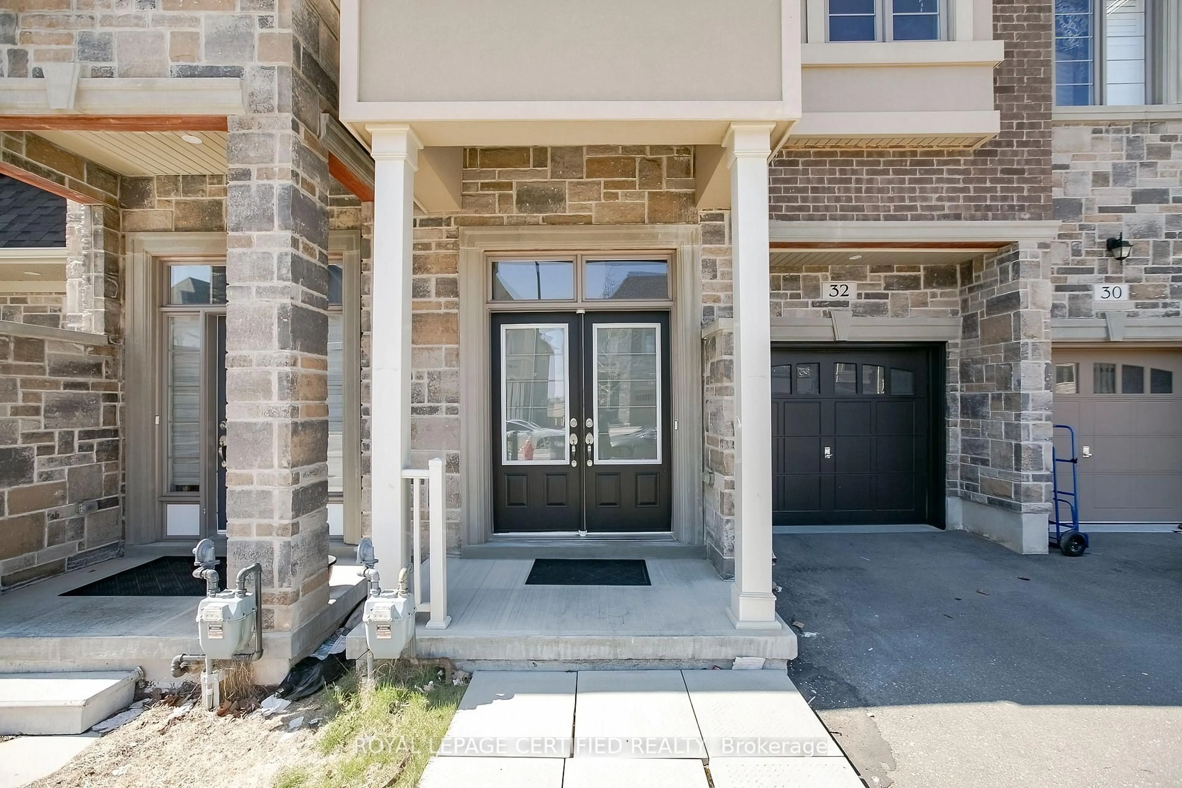 Indoor entryway for 32 Dalbeattie Dr, Brampton Ontario L6Y 6H6