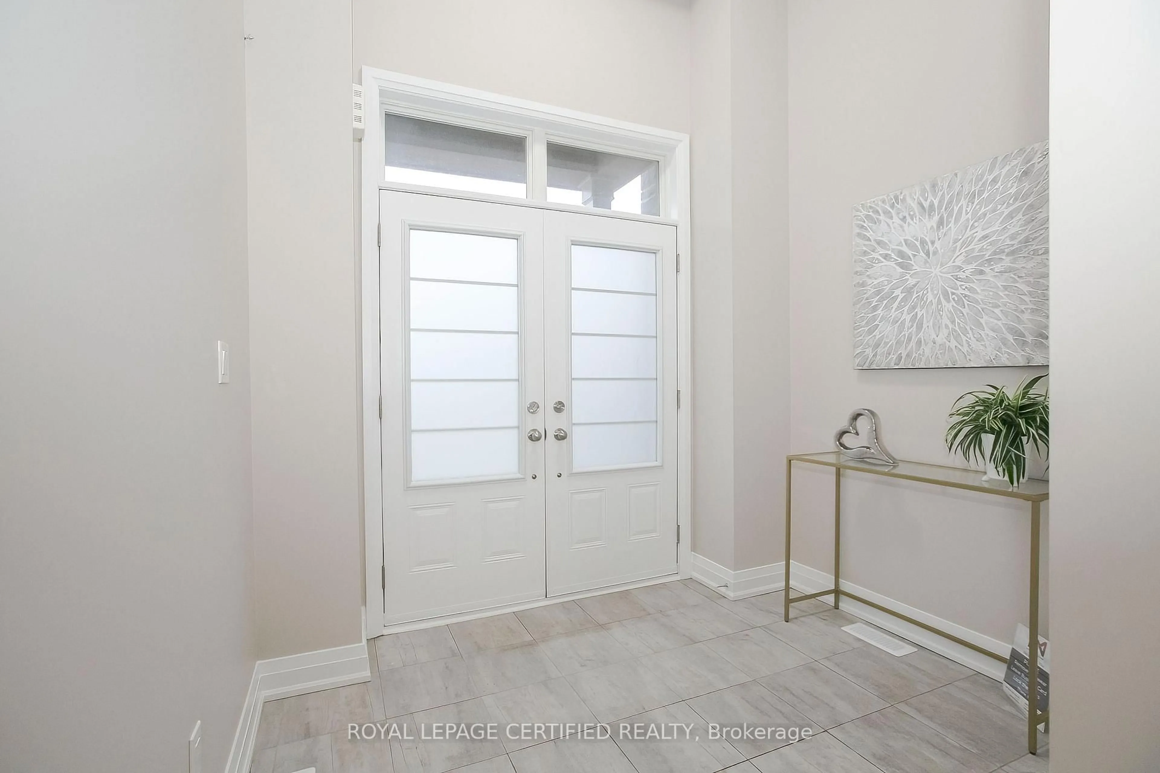 Indoor entryway for 32 Dalbeattie Dr, Brampton Ontario L6Y 6H6