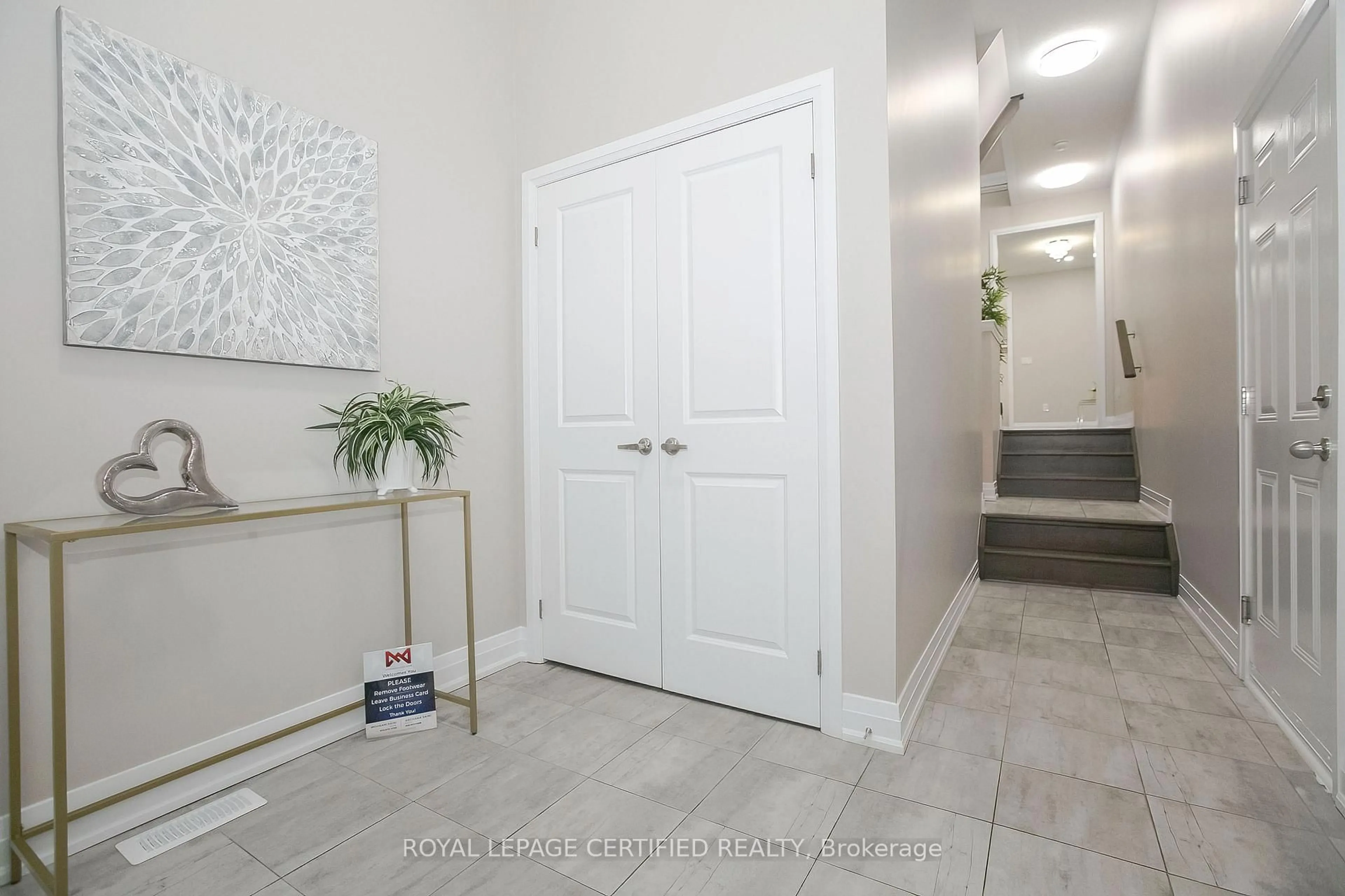 Indoor entryway for 32 Dalbeattie Dr, Brampton Ontario L6Y 6H6