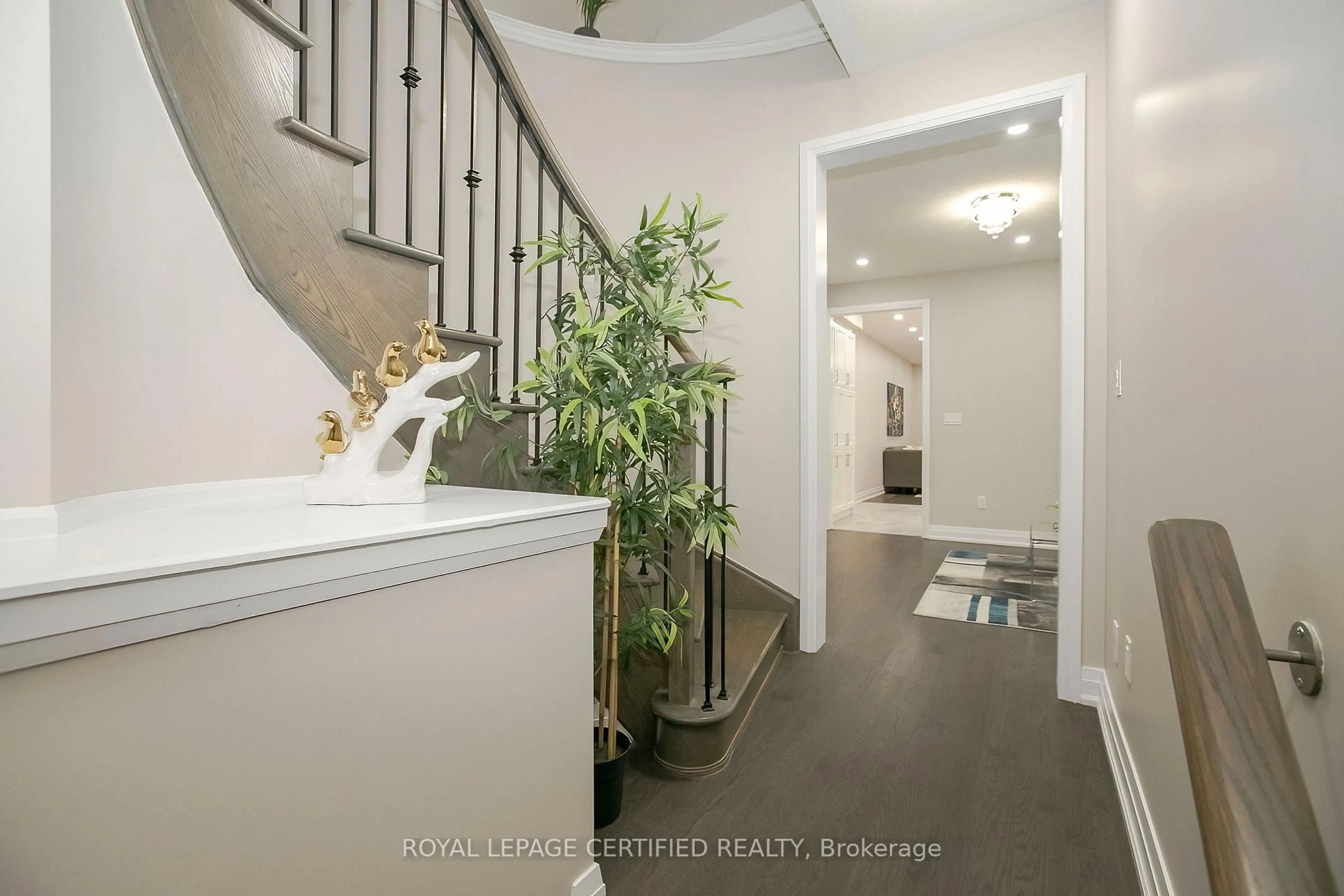 Indoor entryway for 32 Dalbeattie Dr, Brampton Ontario L6Y 6H6