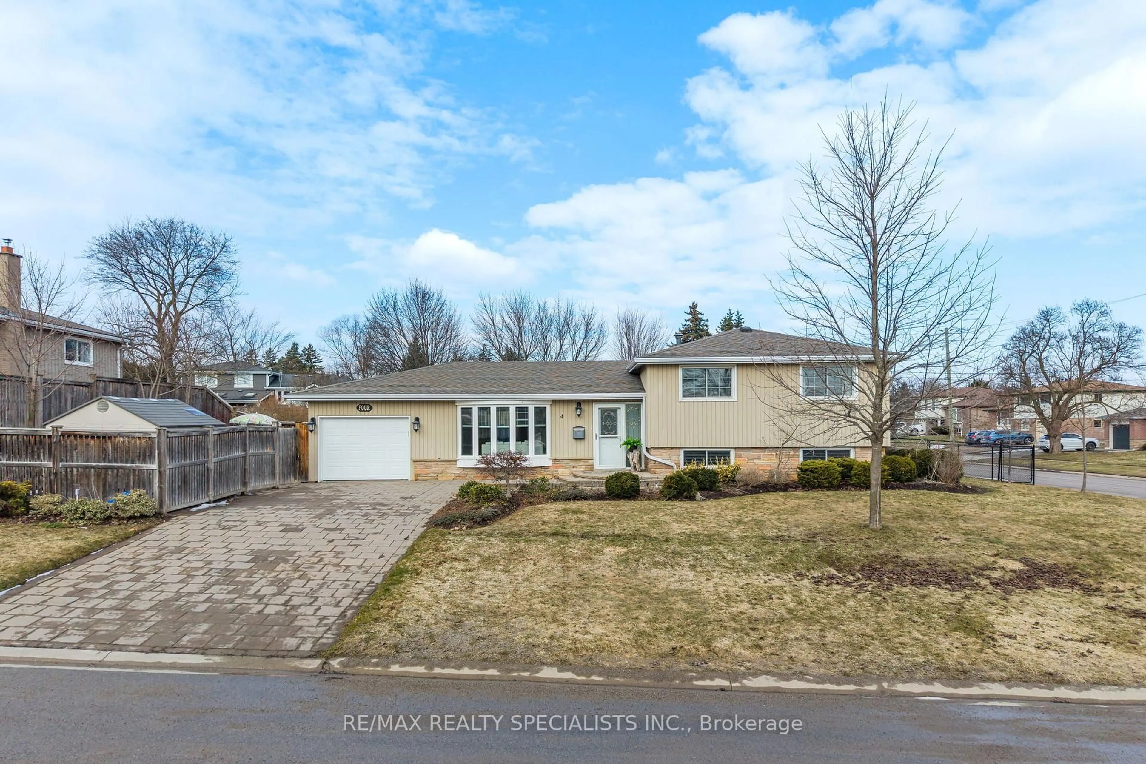 A pic from outside/outdoor area/front of a property/back of a property/a pic from drone, street for 4 Uplands Crt, Halton Hills Ontario L7G 2S8