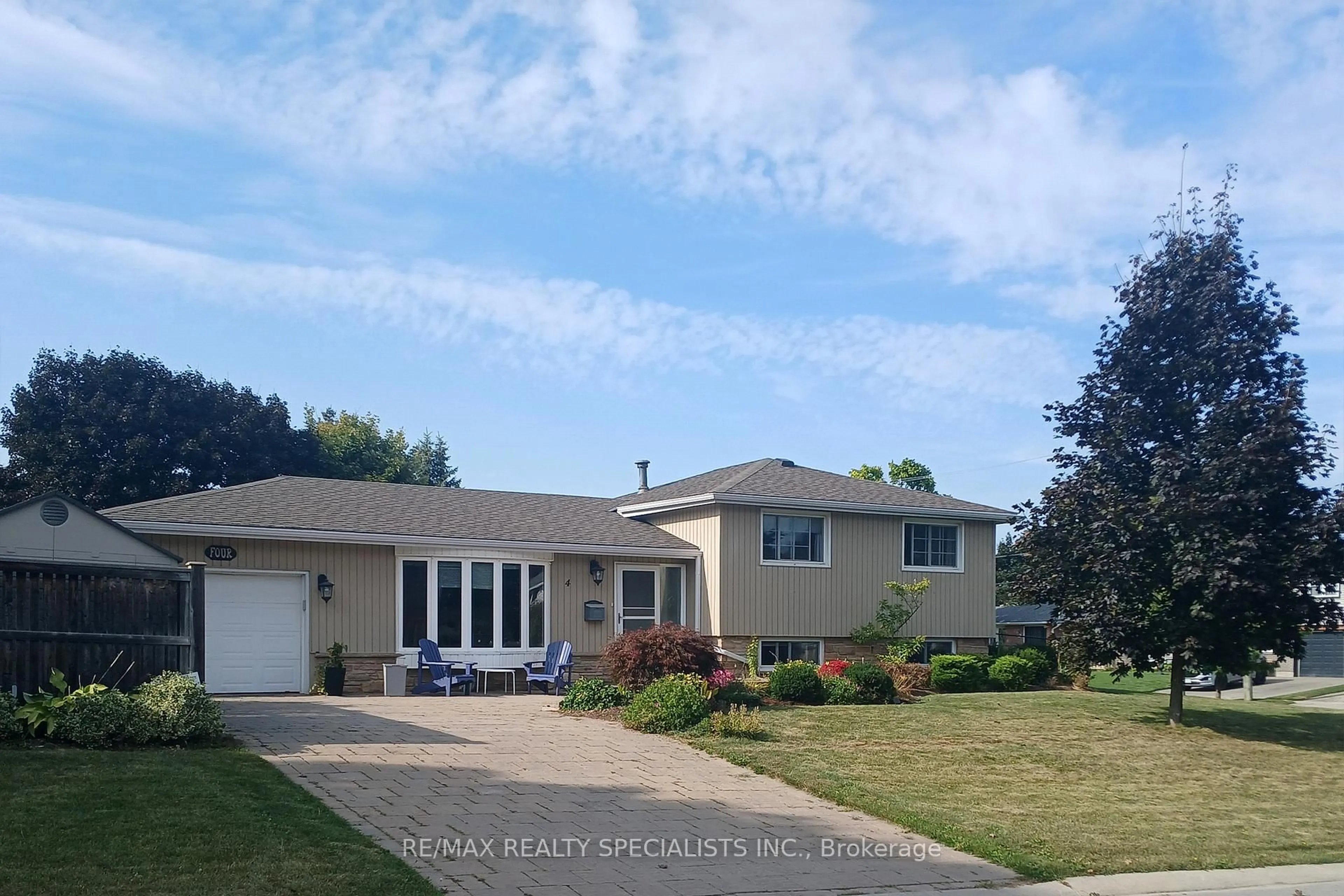 Home with vinyl exterior material, street for 4 Uplands Crt, Halton Hills Ontario L7G 2S8