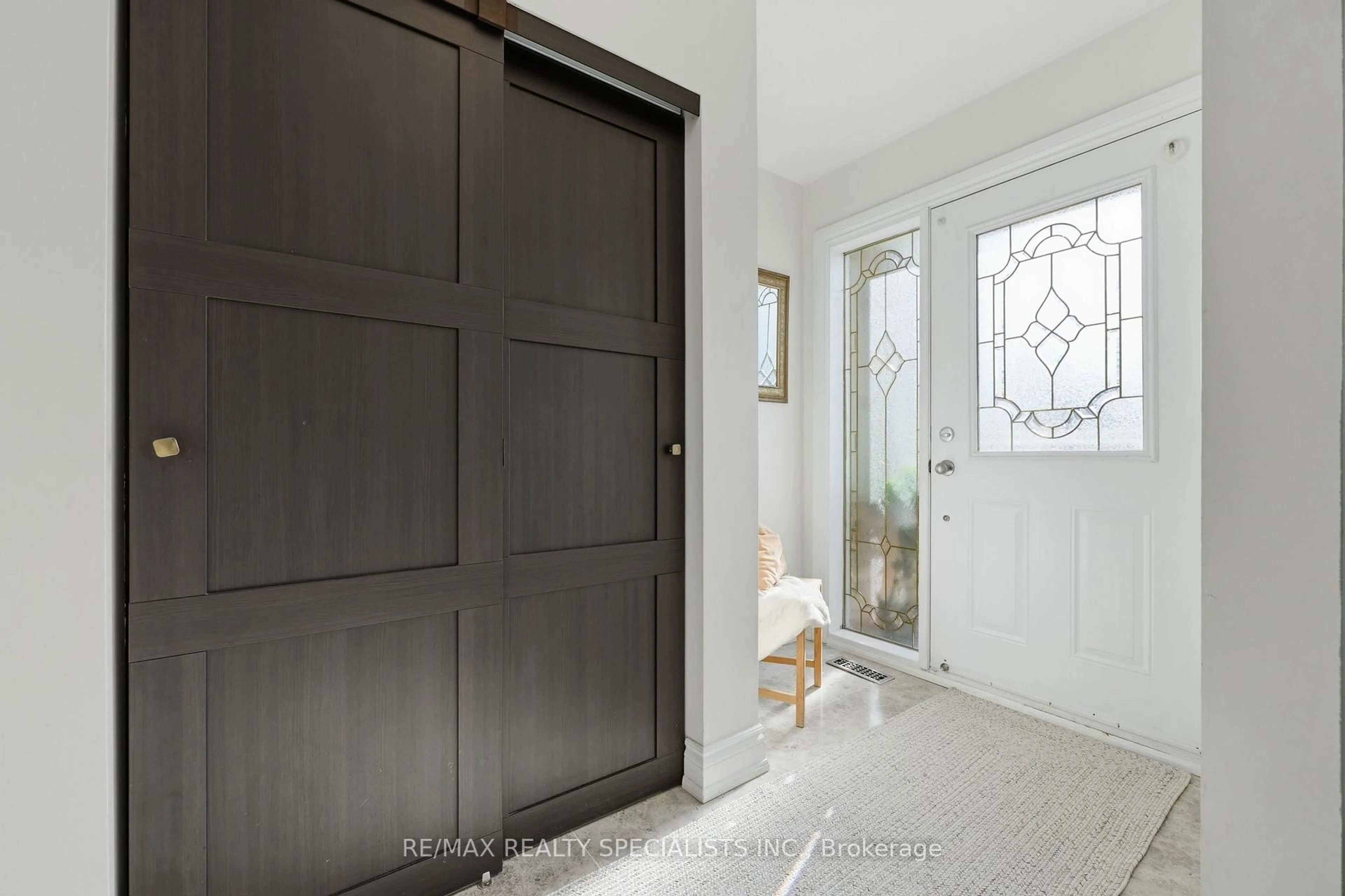 Indoor entryway for 4 Uplands Crt, Halton Hills Ontario L7G 2S8