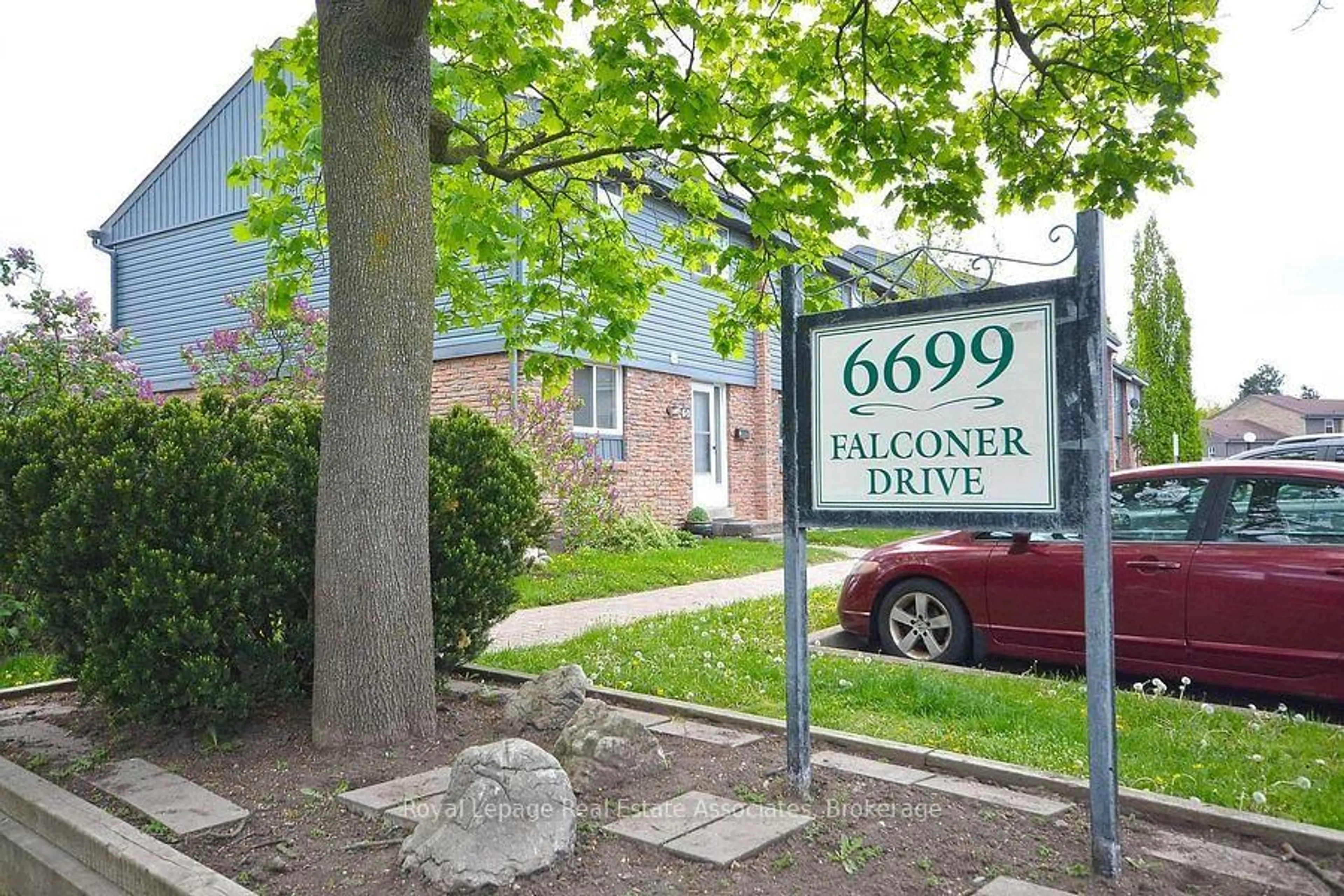 Indoor foyer for 6699 Falconer Dr #85, Mississauga Ontario L5N 2E3