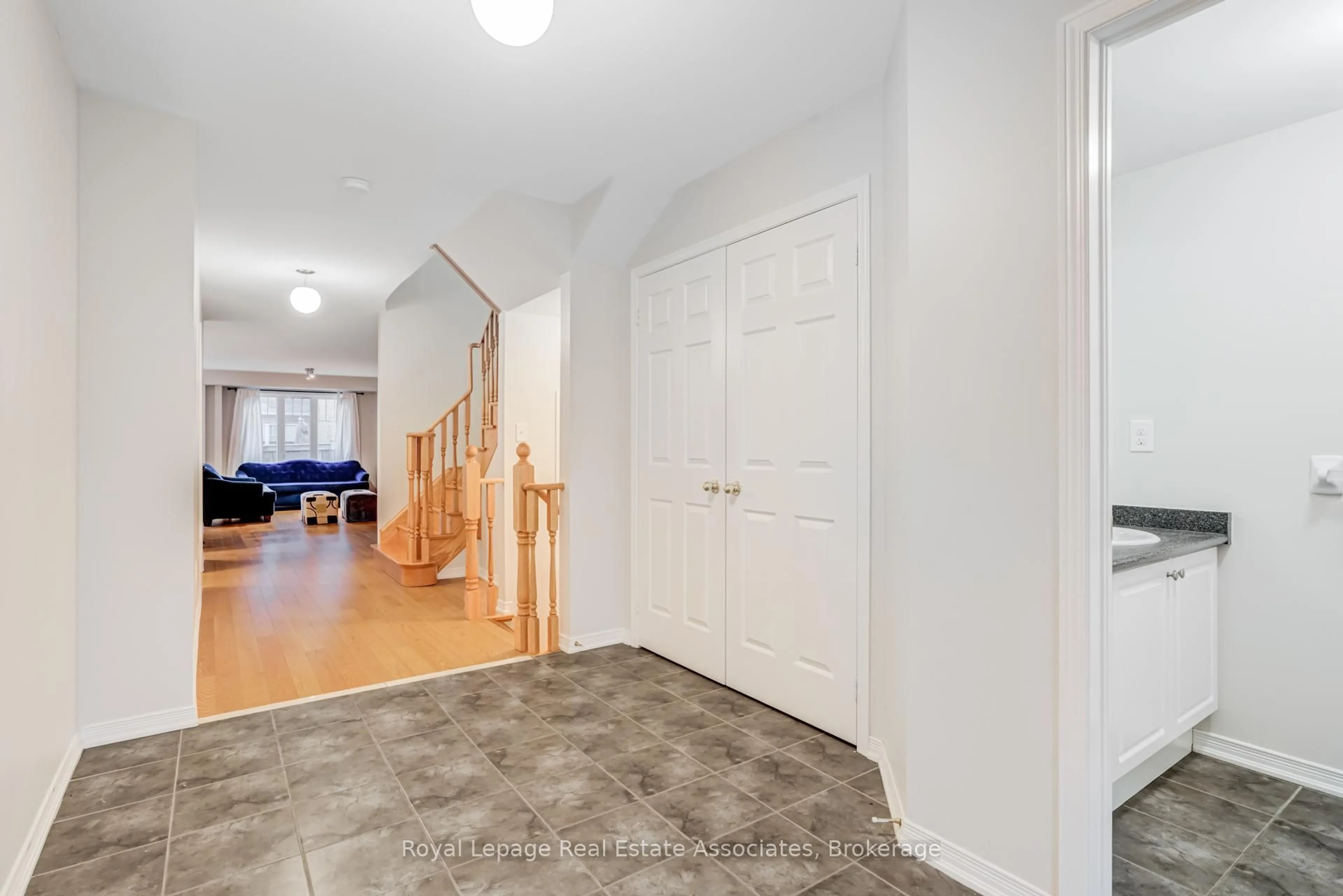 Indoor entryway for 1315 Brandon Terr, Milton Ontario L9T 7R3
