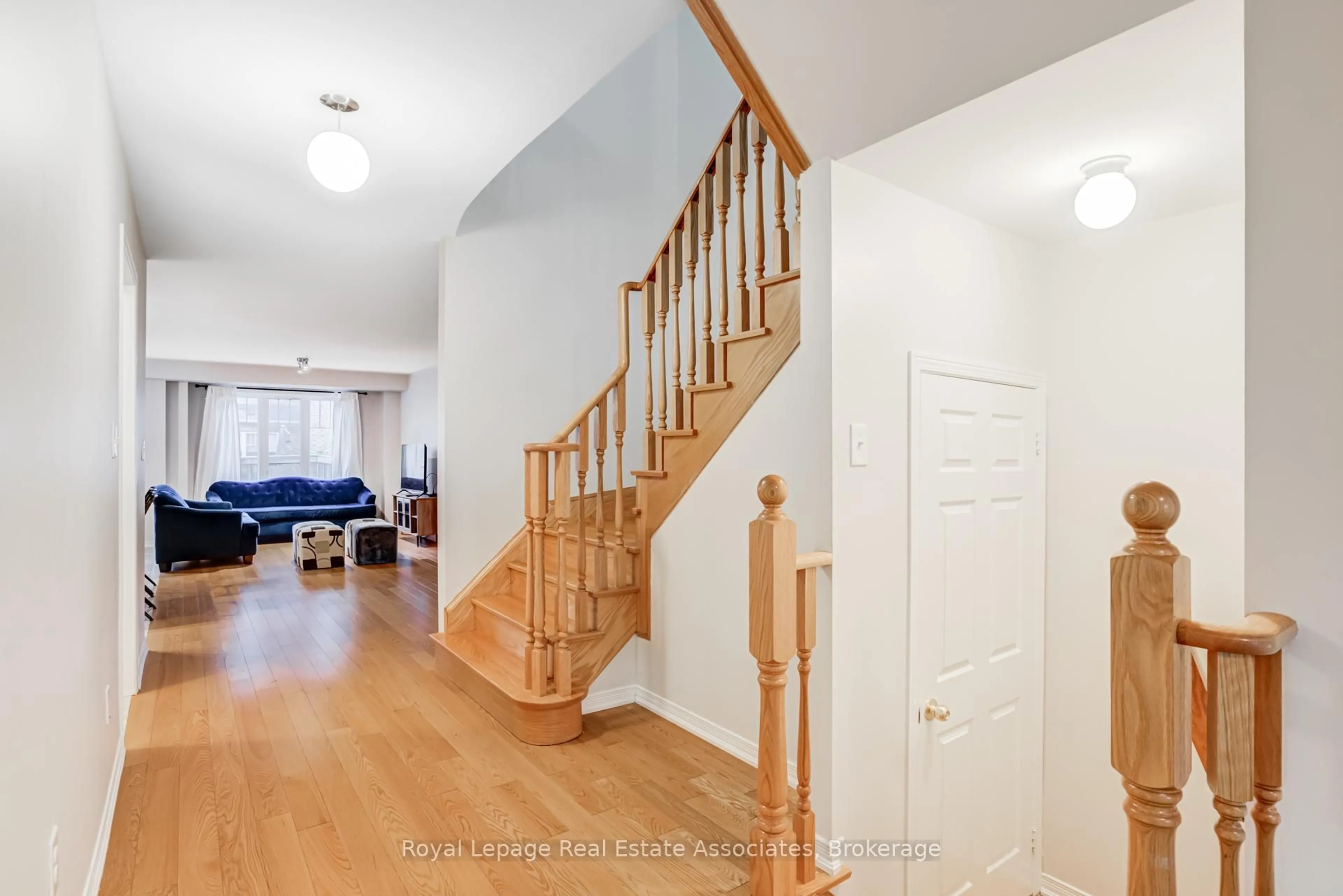 Indoor foyer for 1315 Brandon Terr, Milton Ontario L9T 7R3