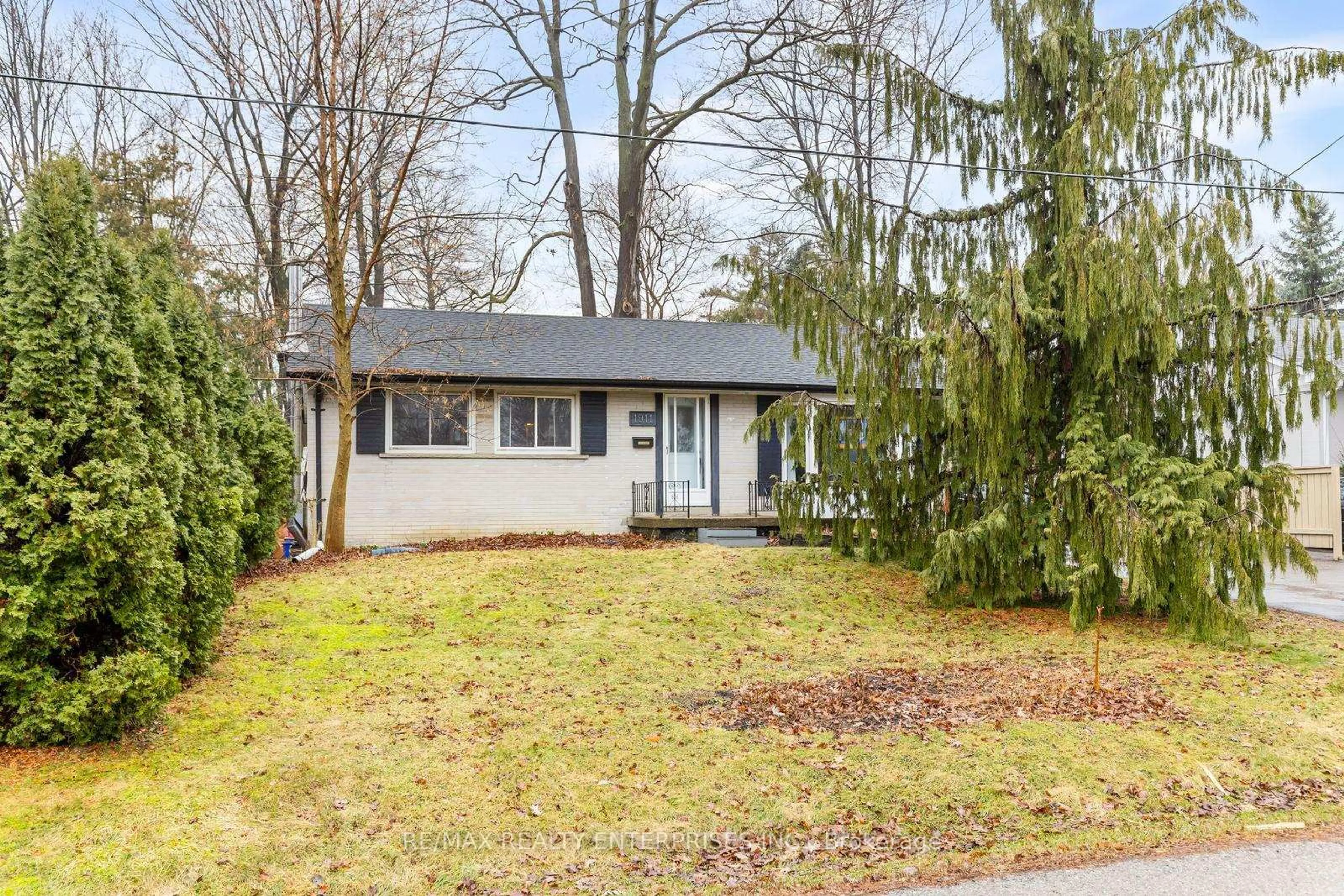 Home with vinyl exterior material, street for 1911 Hartland Dr, Mississauga Ontario L5J 1M7