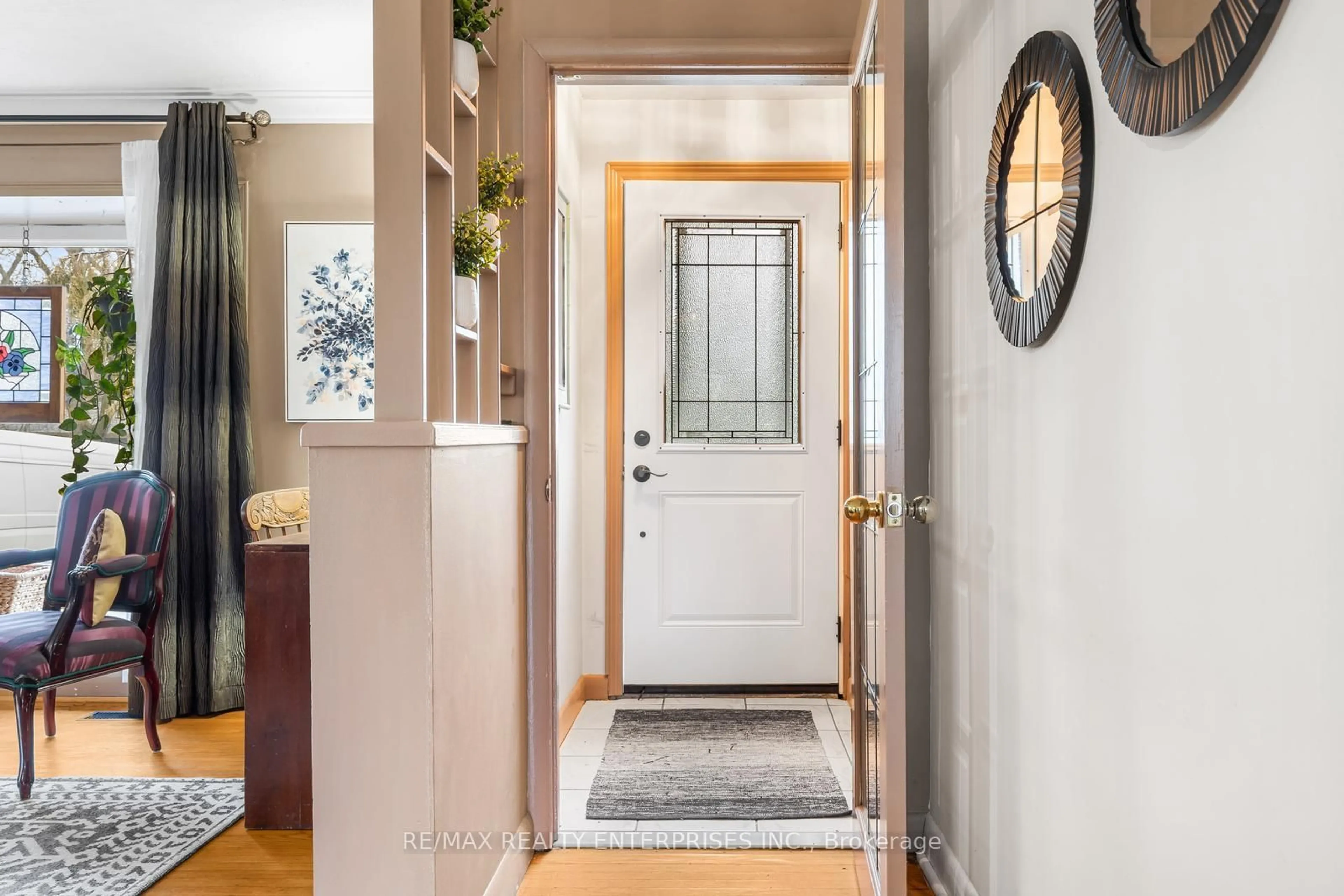 Indoor entryway for 1911 Hartland Dr, Mississauga Ontario L5J 1M7