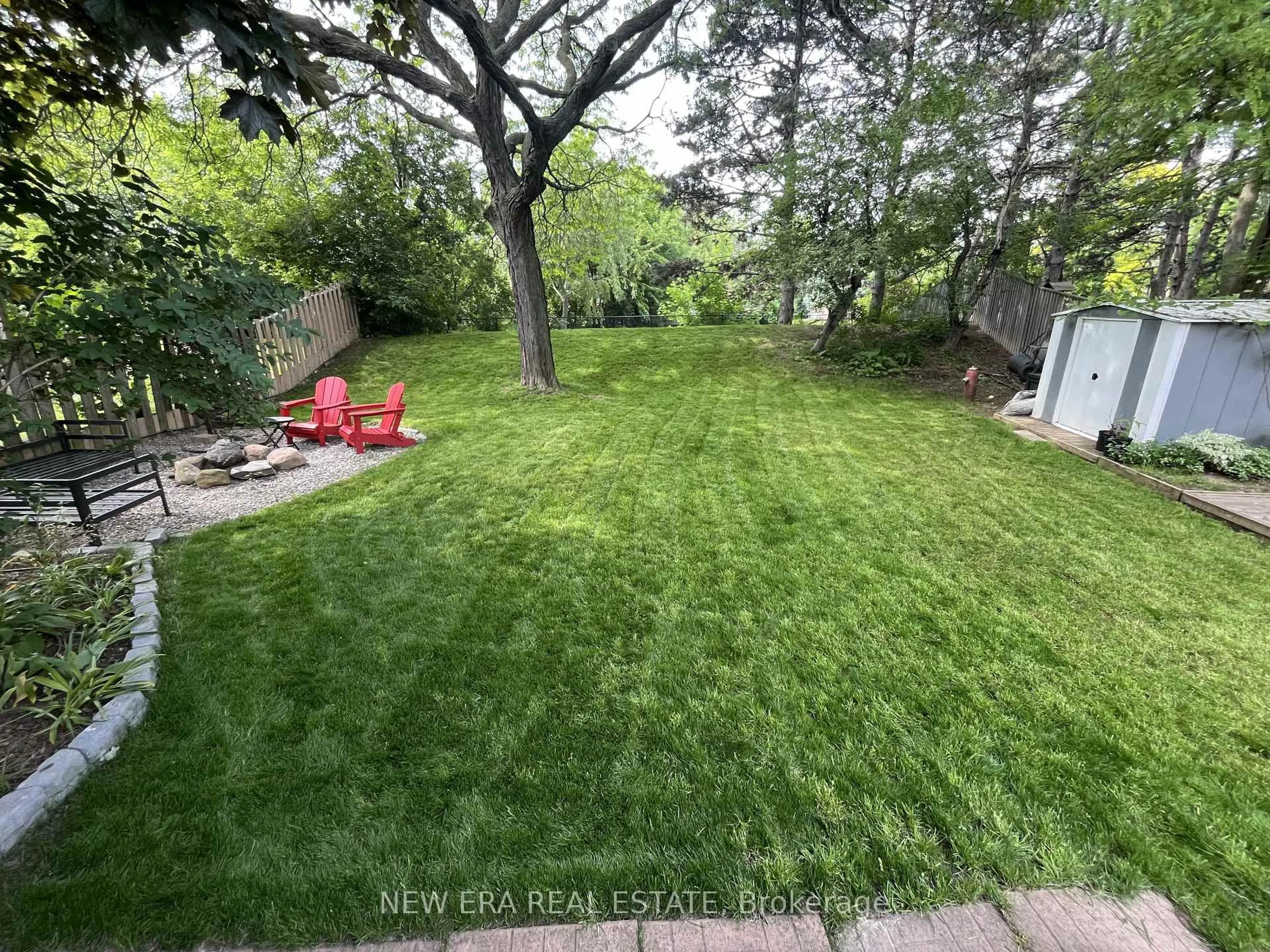 A pic from outside/outdoor area/front of a property/back of a property/a pic from drone, forest/trees view for 7189 Joliette Cres, Mississauga Ontario L5N 1Z2