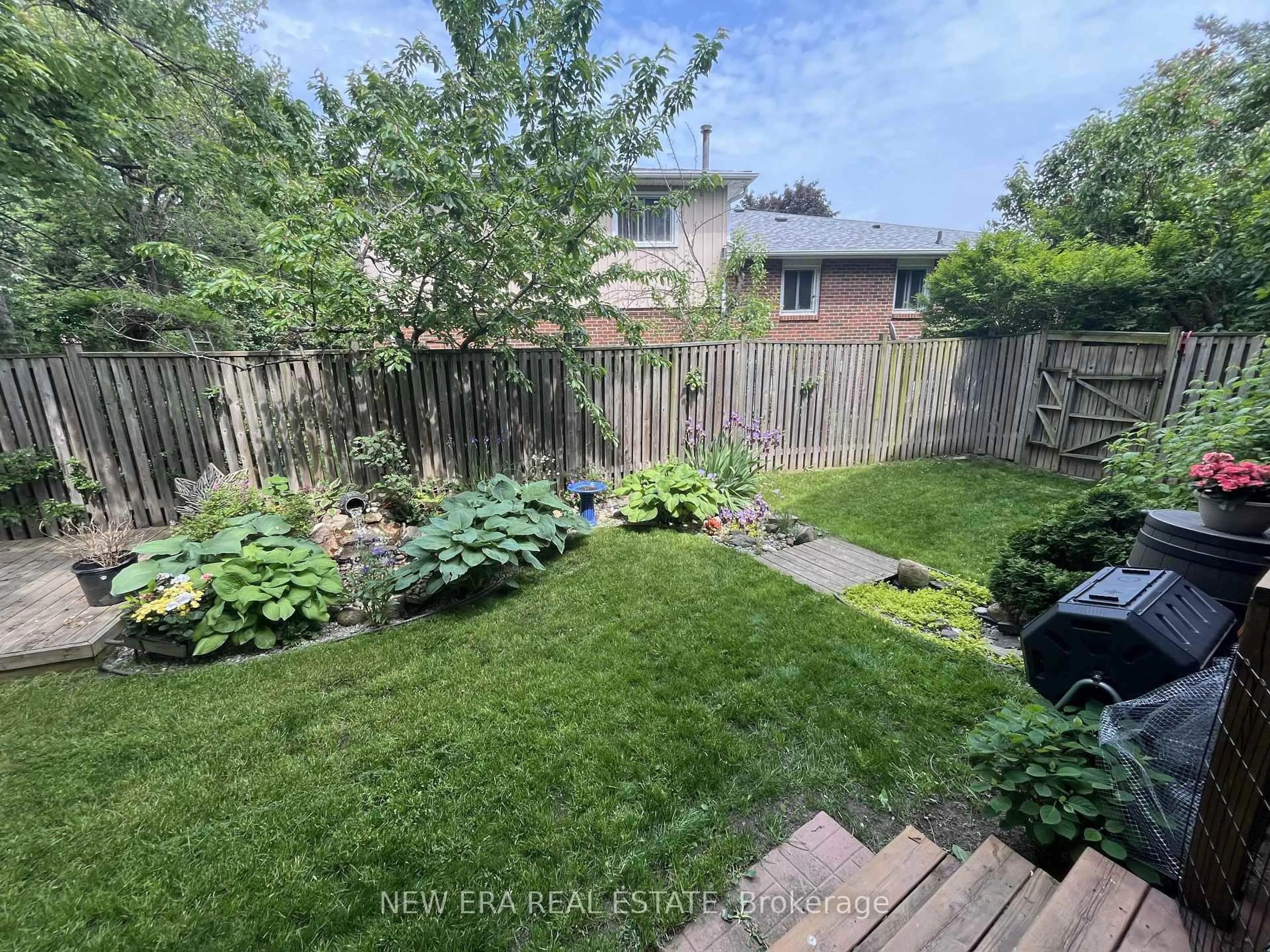A pic from outside/outdoor area/front of a property/back of a property/a pic from drone, unknown for 7189 Joliette Cres, Mississauga Ontario L5N 1Z2