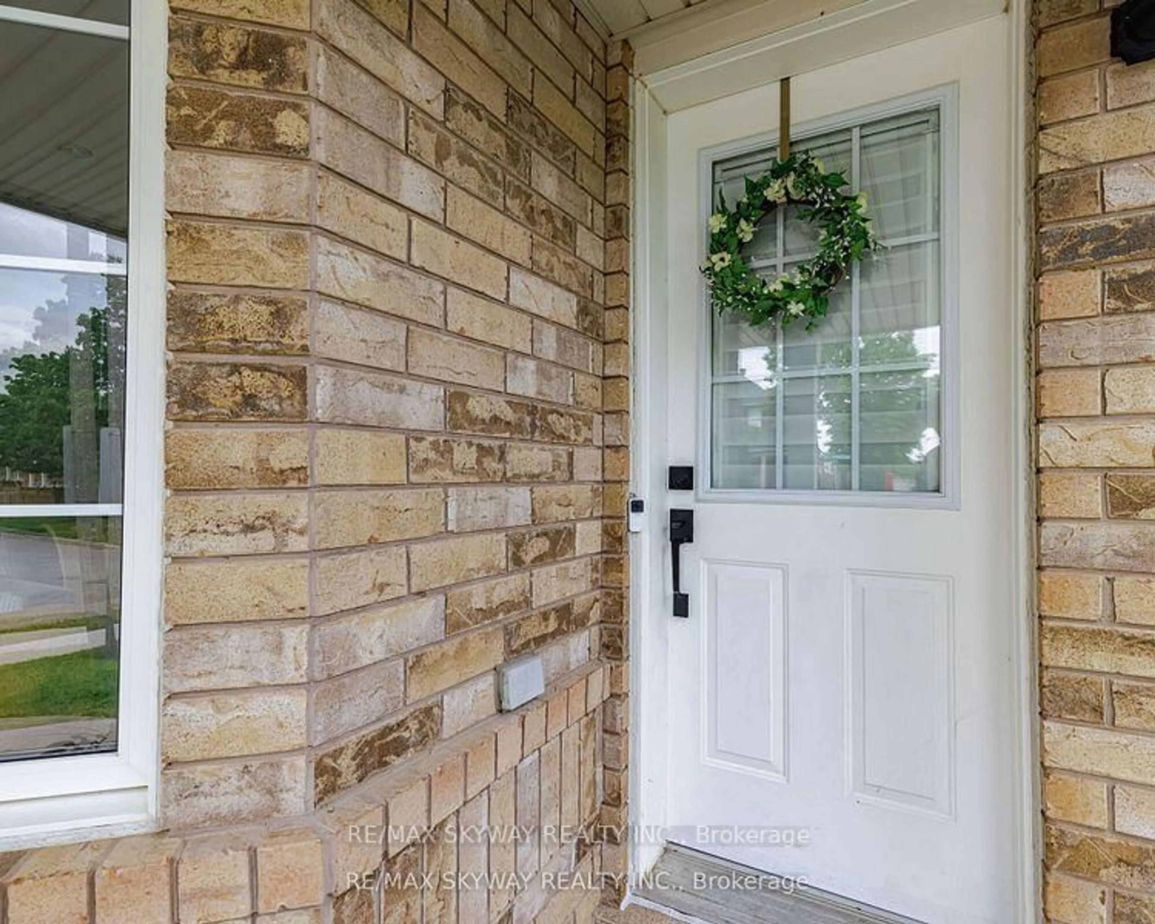 Indoor entryway for 90 Sweetwood Circ, Brampton Ontario L7A 2S1
