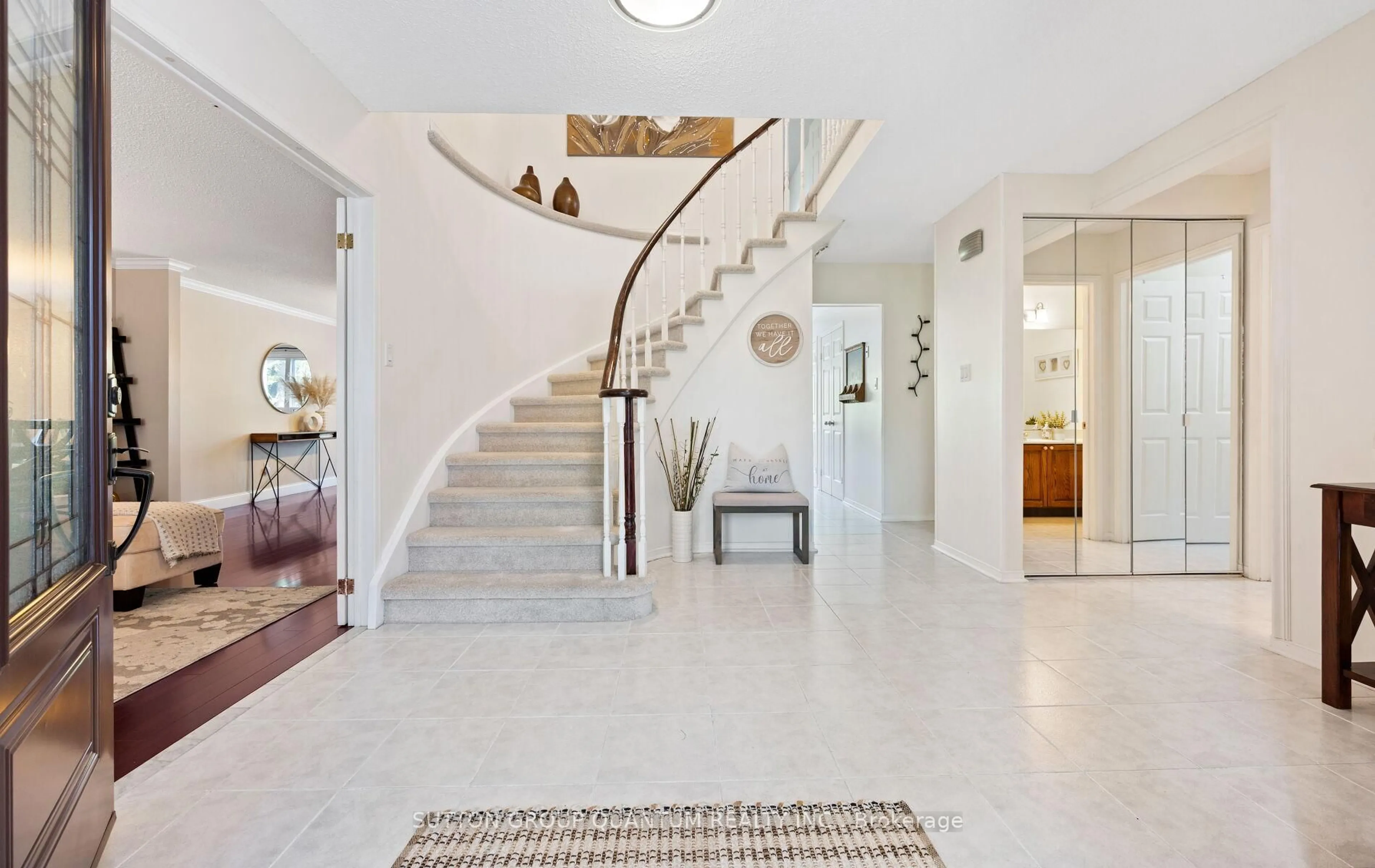 Indoor foyer for 4008 Powderhorn Crt, Mississauga Ontario L5L 3C4