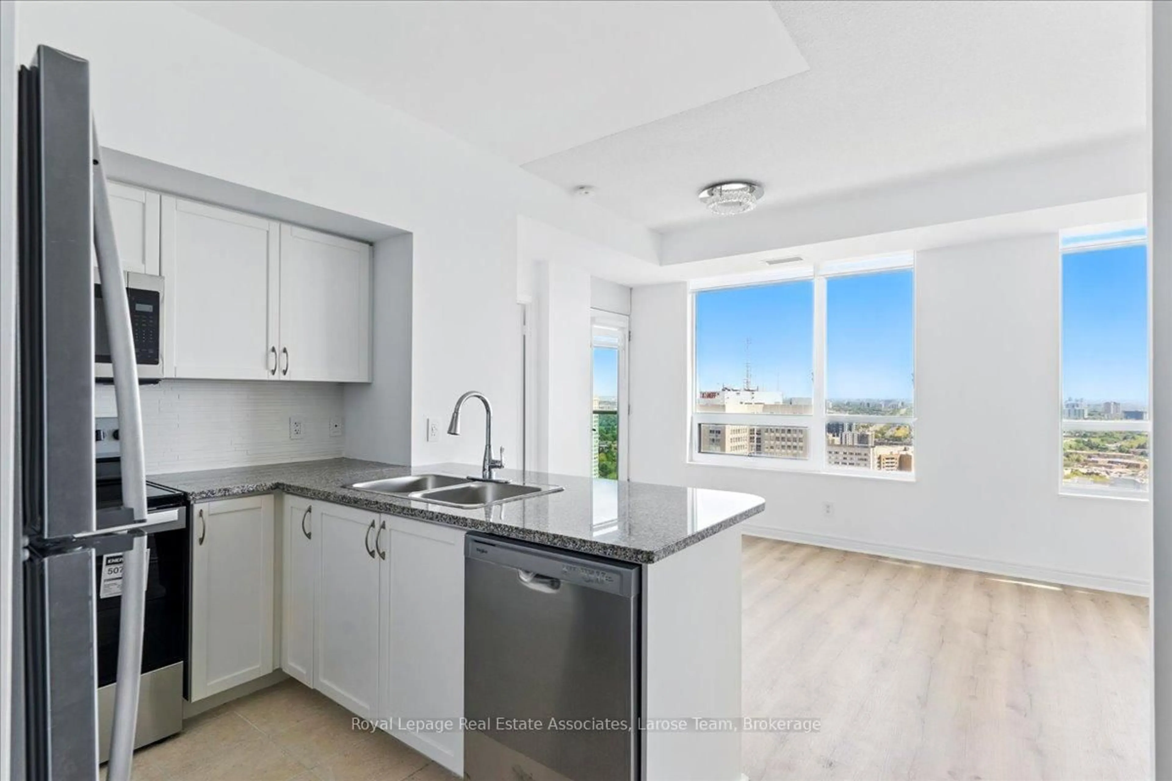 Standard kitchen, unknown for 208 Enfield Pl #3701, Mississauga Ontario L5B 0G8