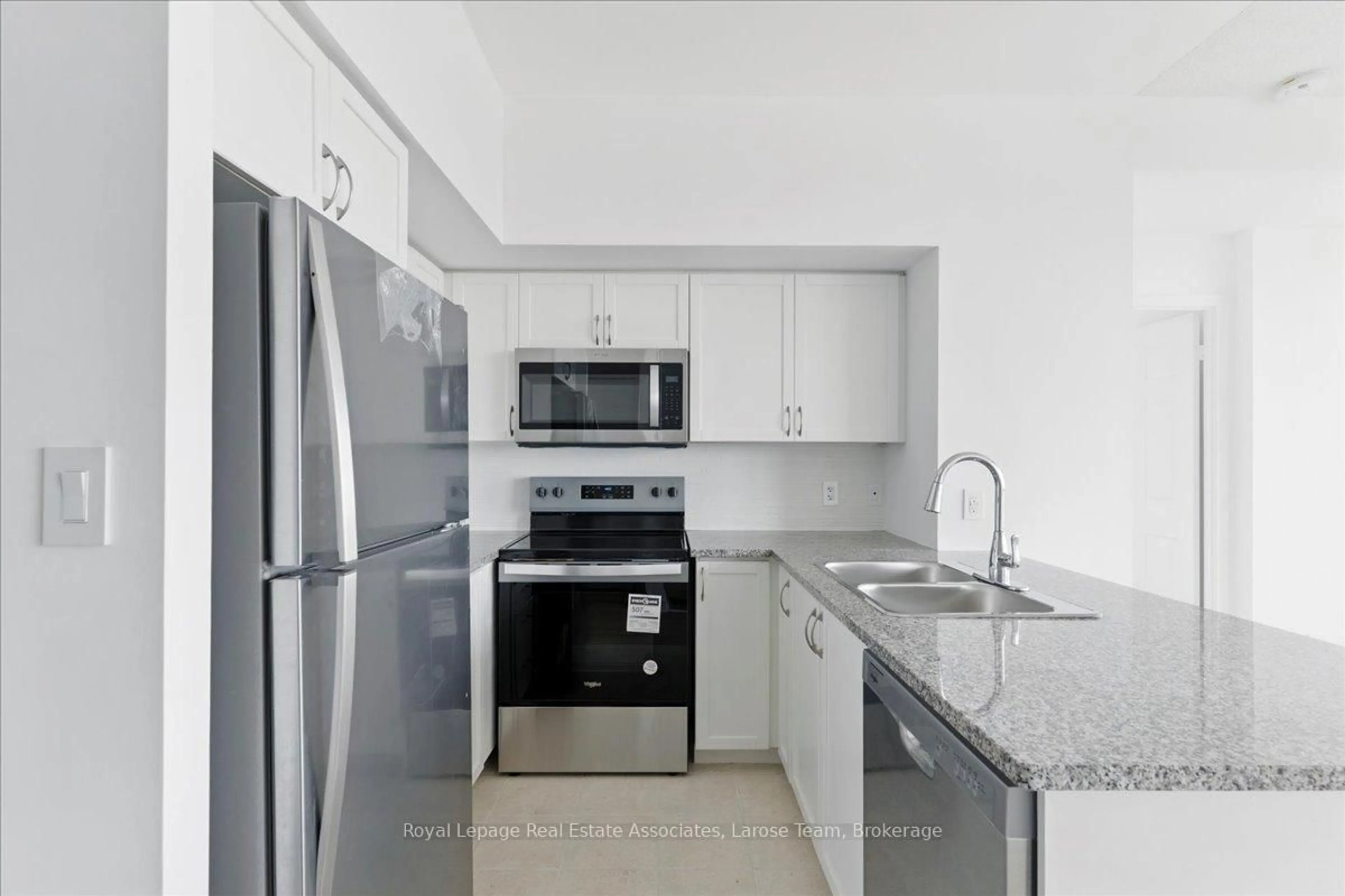 Standard kitchen, unknown for 208 Enfield Pl #3701, Mississauga Ontario L5B 0G8