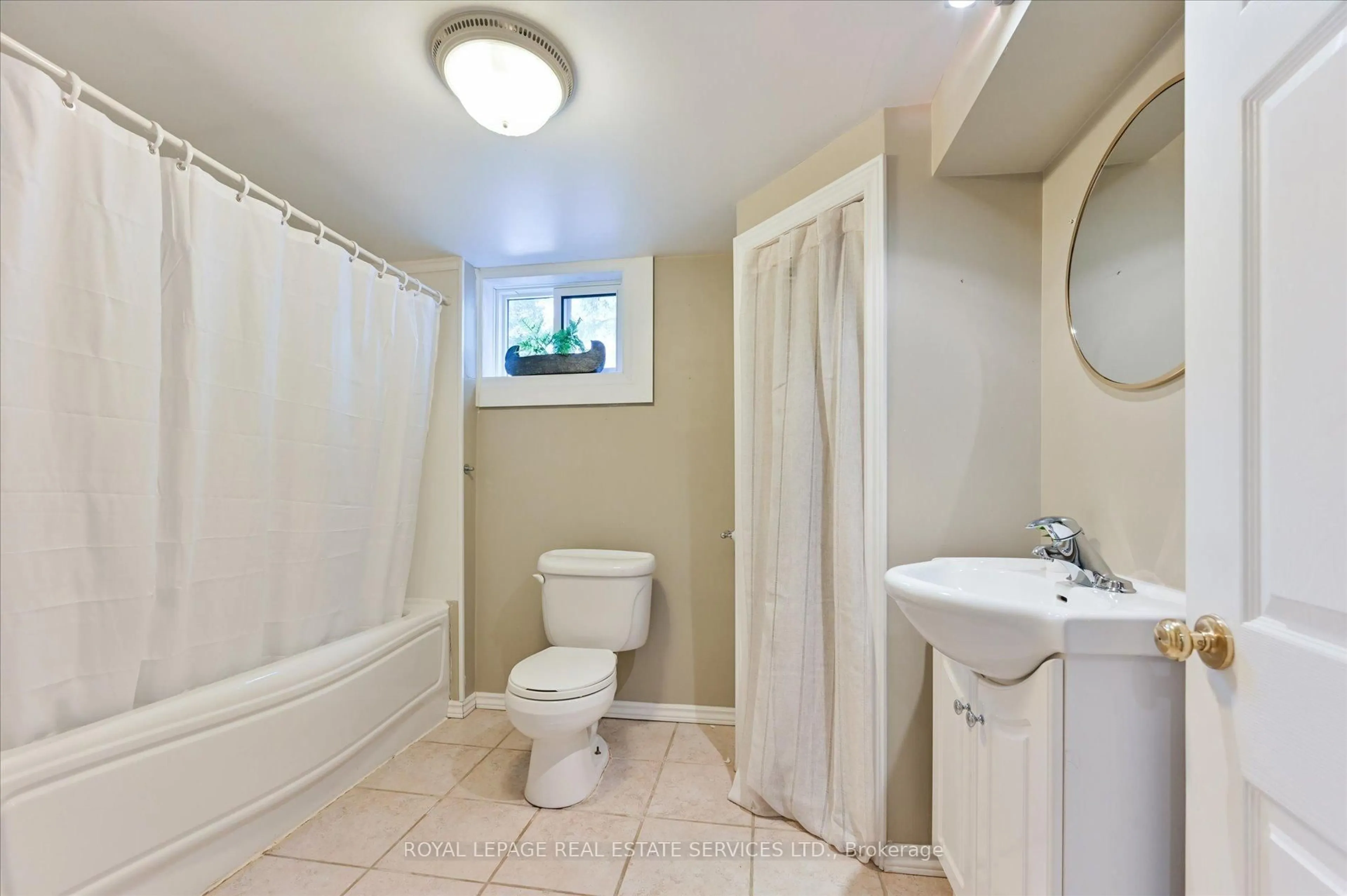 Standard bathroom, ceramic/tile floor for 11 King Street Cres, Toronto Ontario M9N 1K7