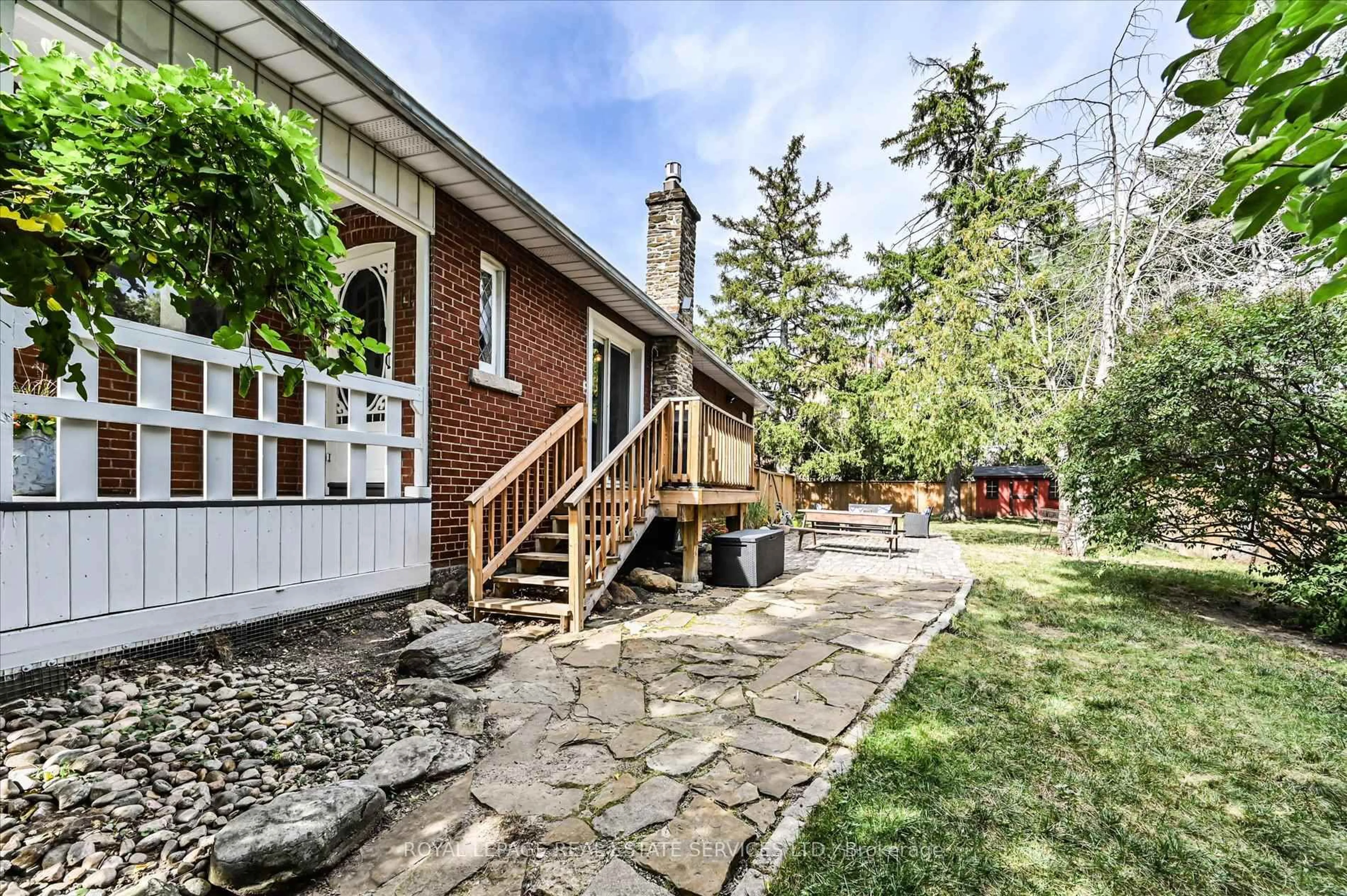 Patio, street for 11 King Street Cres, Toronto Ontario M9N 1K7