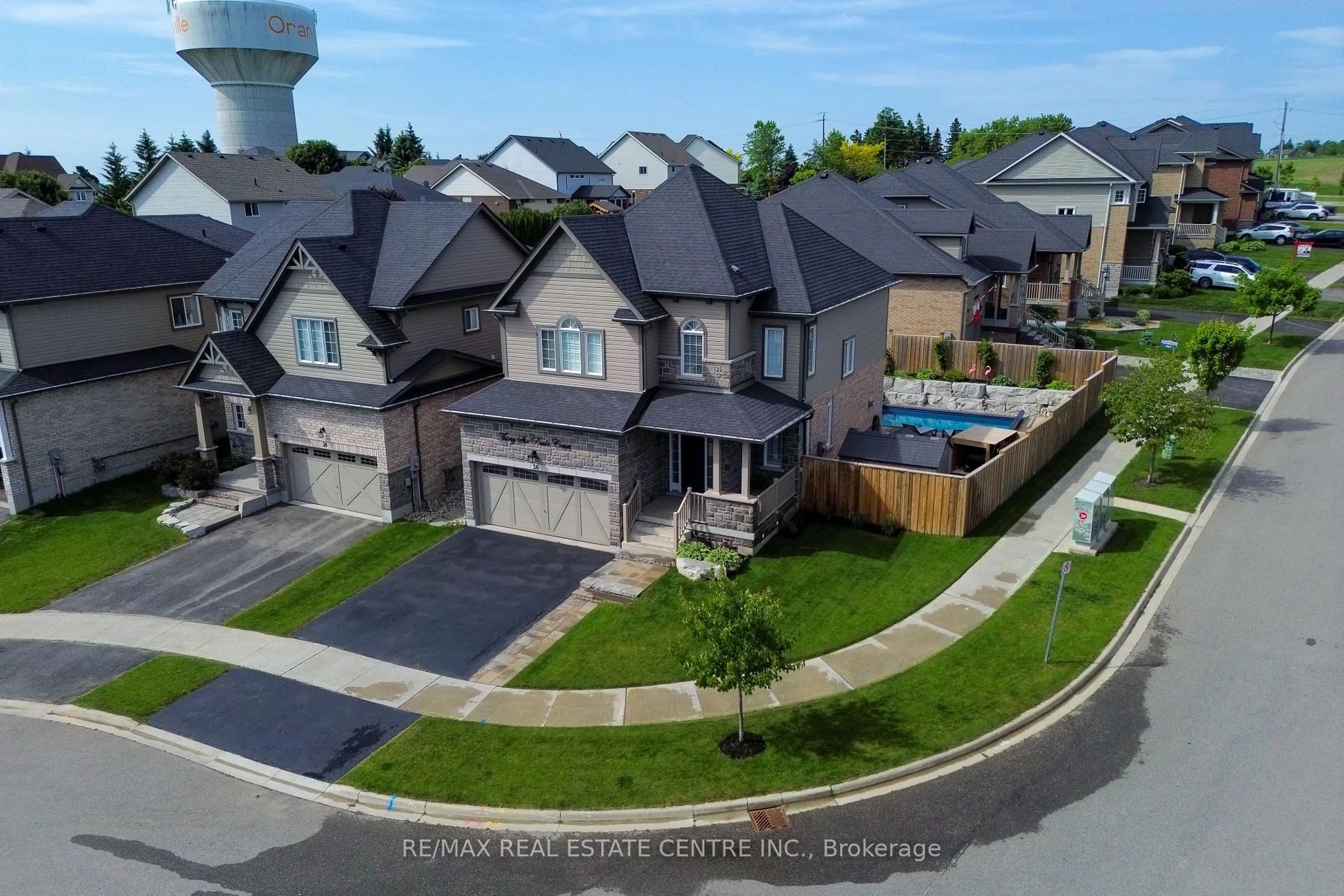 A pic from outside/outdoor area/front of a property/back of a property/a pic from drone, street for 36 Paula Crt, Orangeville Ontario L9W 5V1