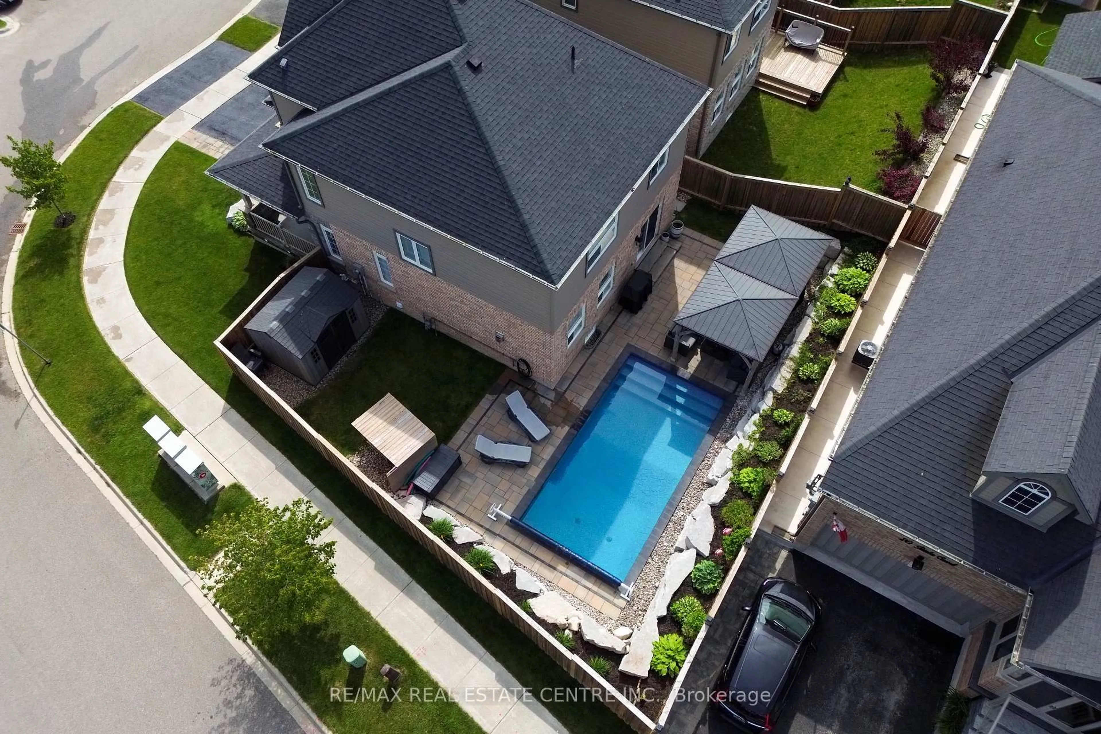 A pic from outside/outdoor area/front of a property/back of a property/a pic from drone, street for 36 Paula Crt, Orangeville Ontario L9W 5V1