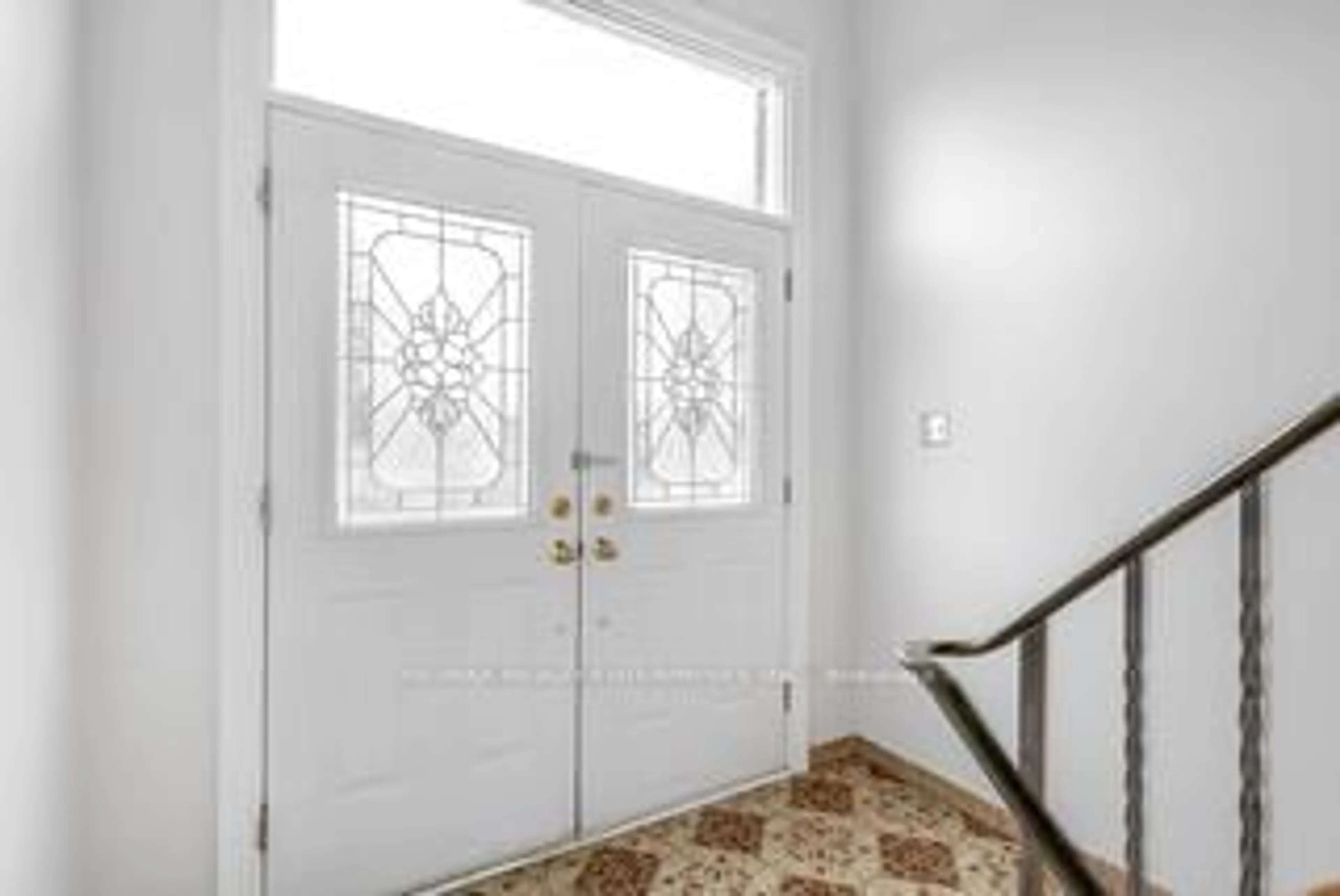 Indoor entryway for 100 Antigua Rd, Mississauga Ontario L5B 2T6