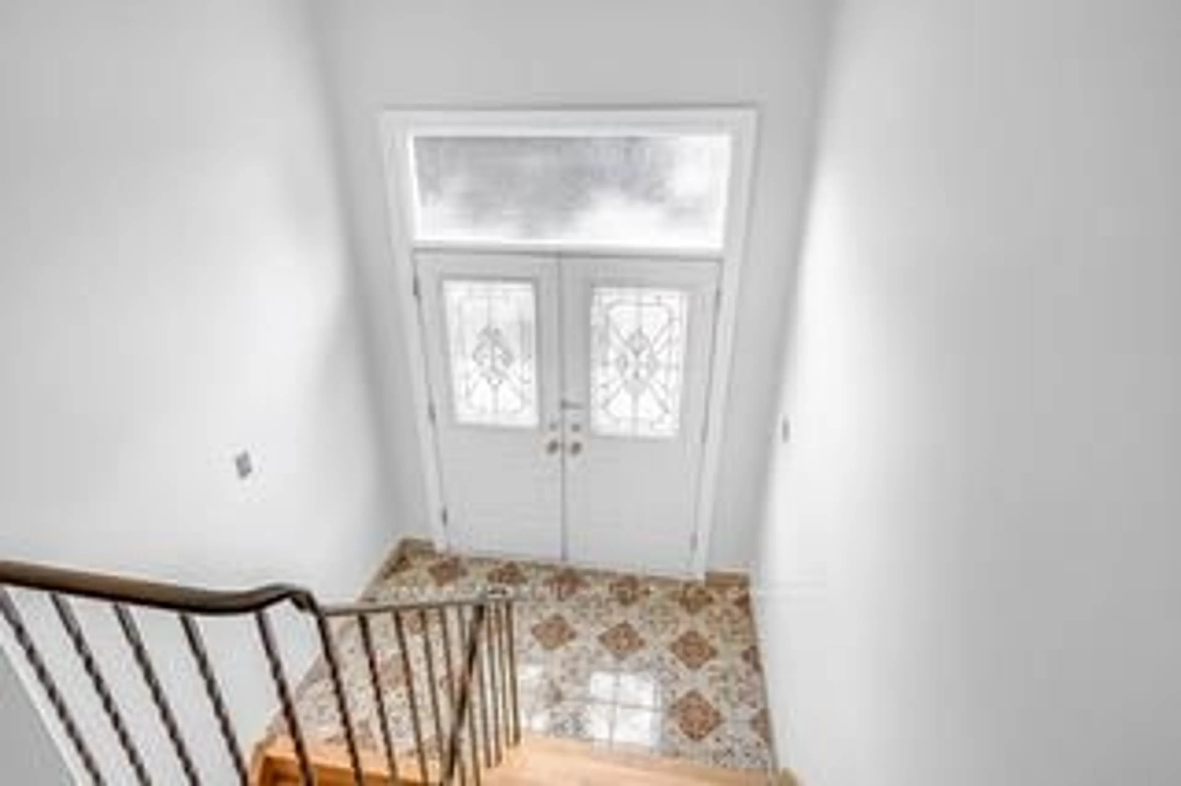 Indoor entryway for 100 Antigua Rd, Mississauga Ontario L5B 2T6
