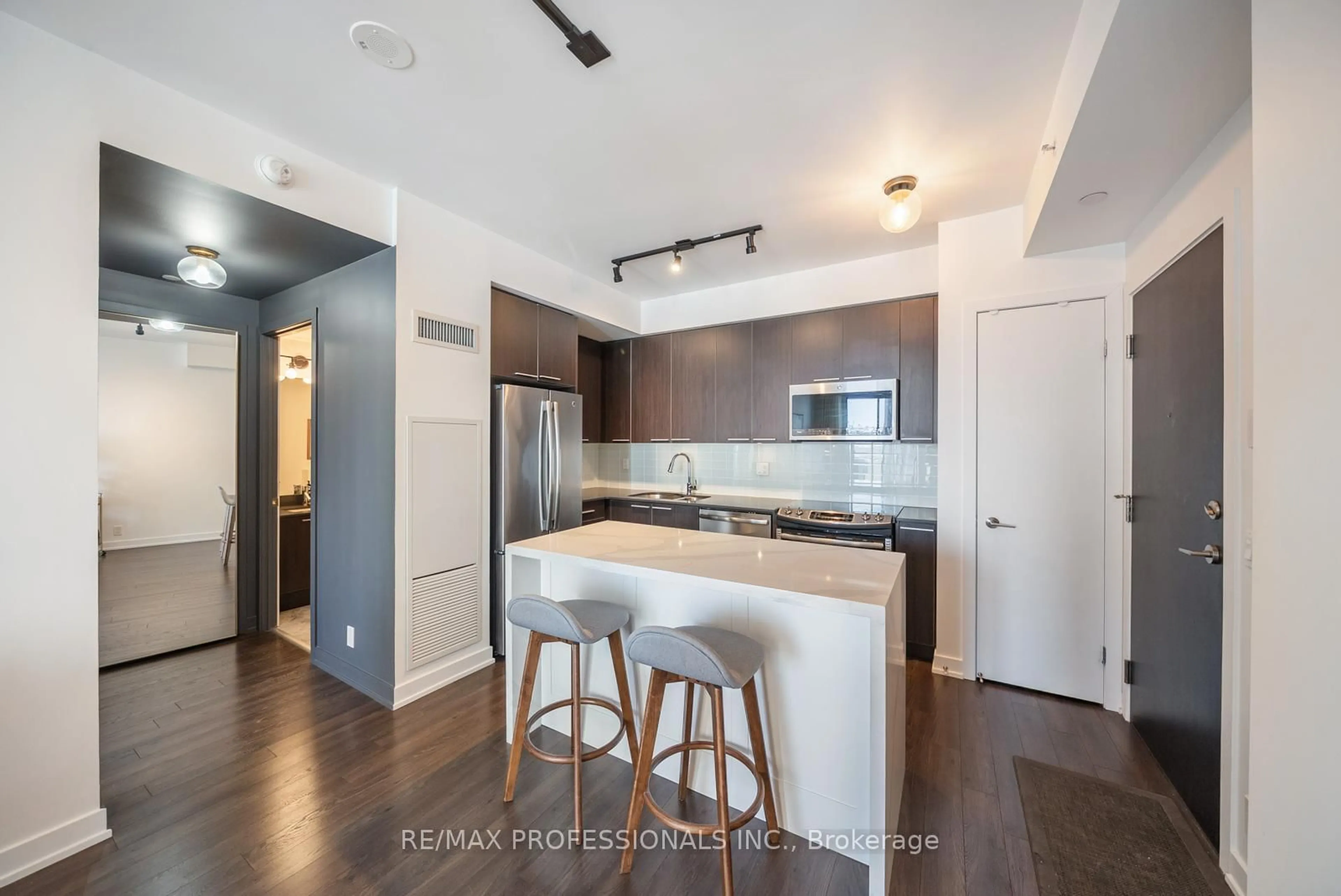 Open concept kitchen, unknown for 10 Park Lawn Rd #1705, Toronto Ontario M8Y 3H8