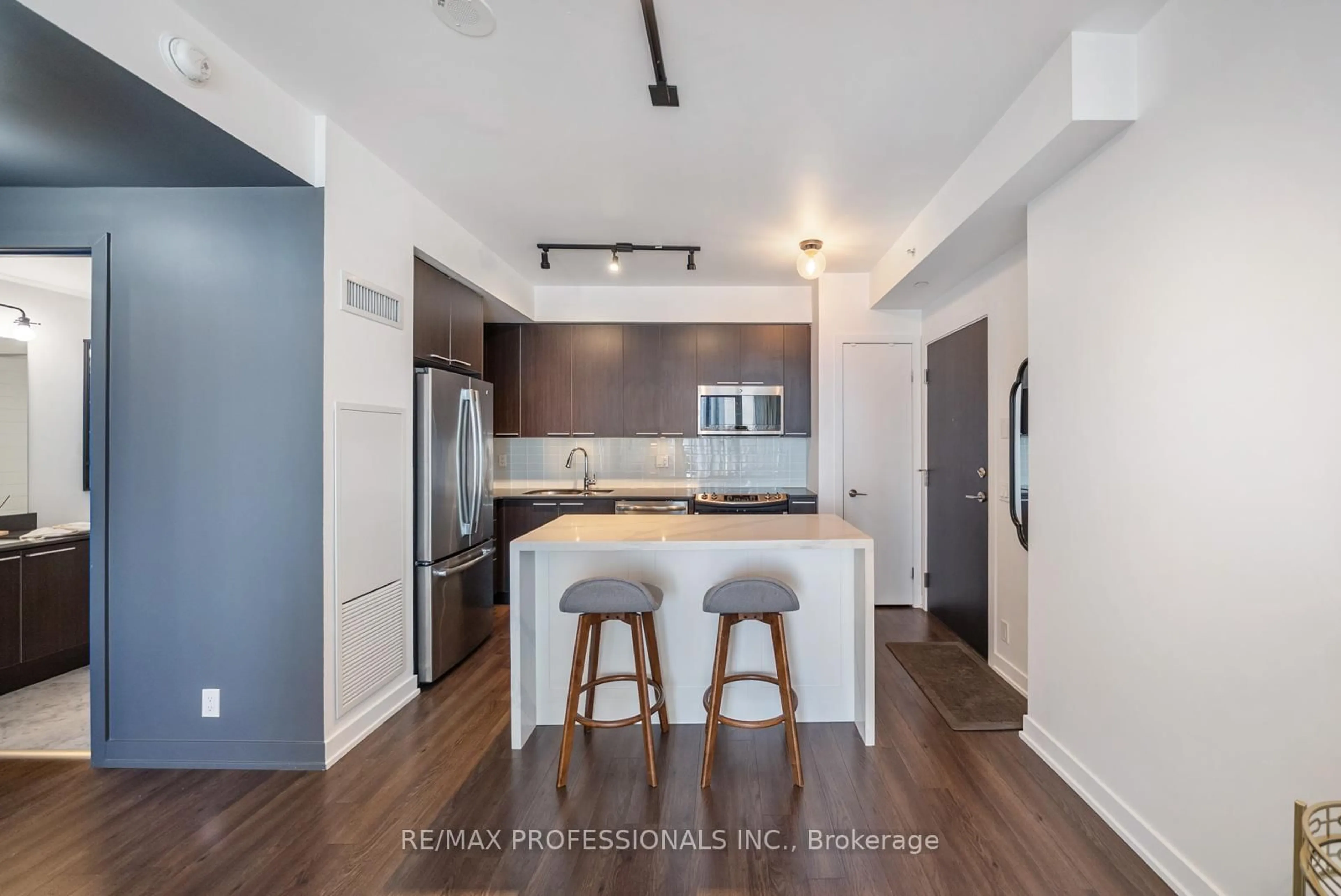 Open concept kitchen, unknown for 10 Park Lawn Rd #1705, Toronto Ontario M8Y 3H8