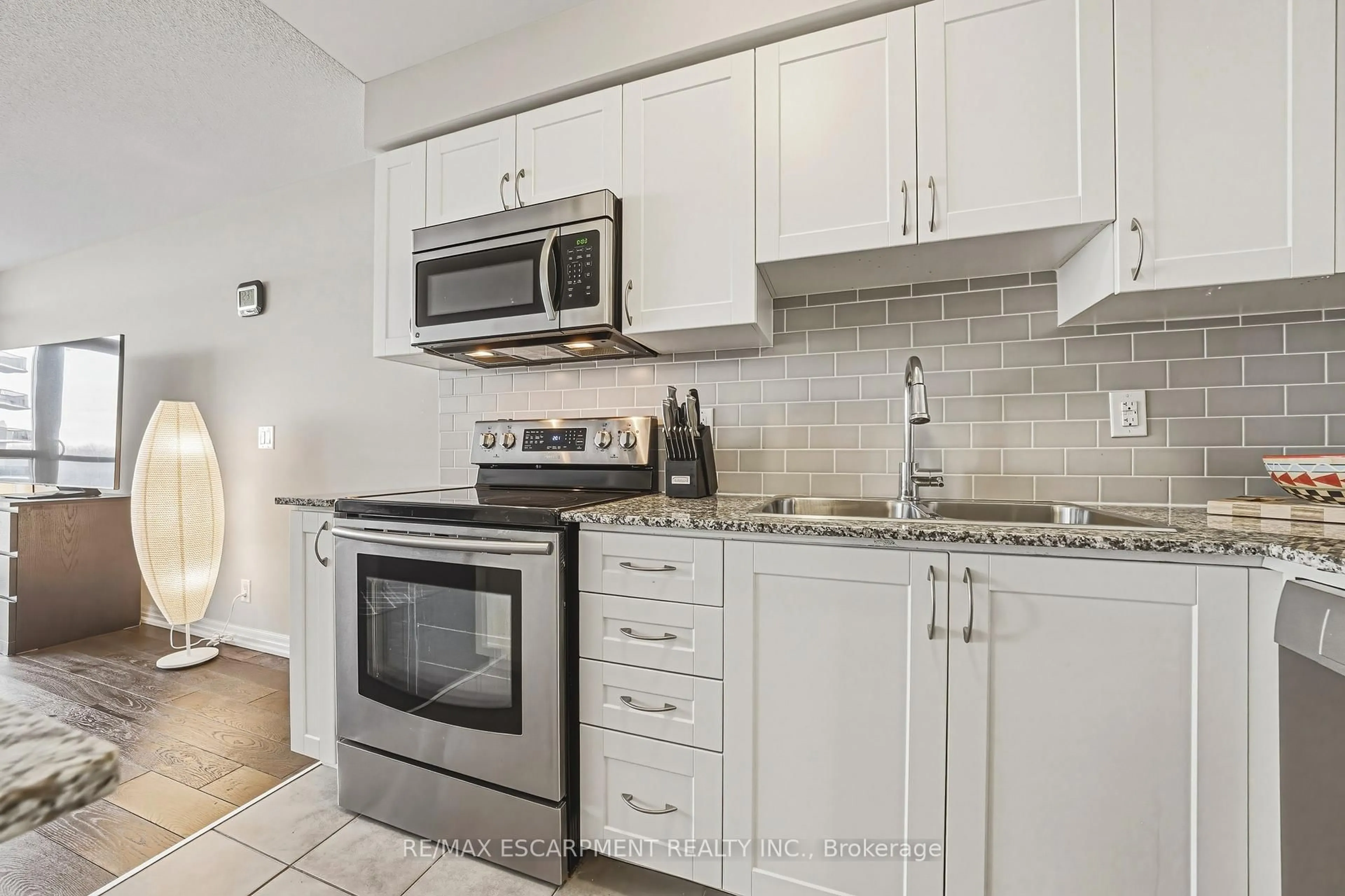 Standard kitchen, ceramic/tile floor for 1940 Ironstone Dr #610, Burlington Ontario L7L 0E4