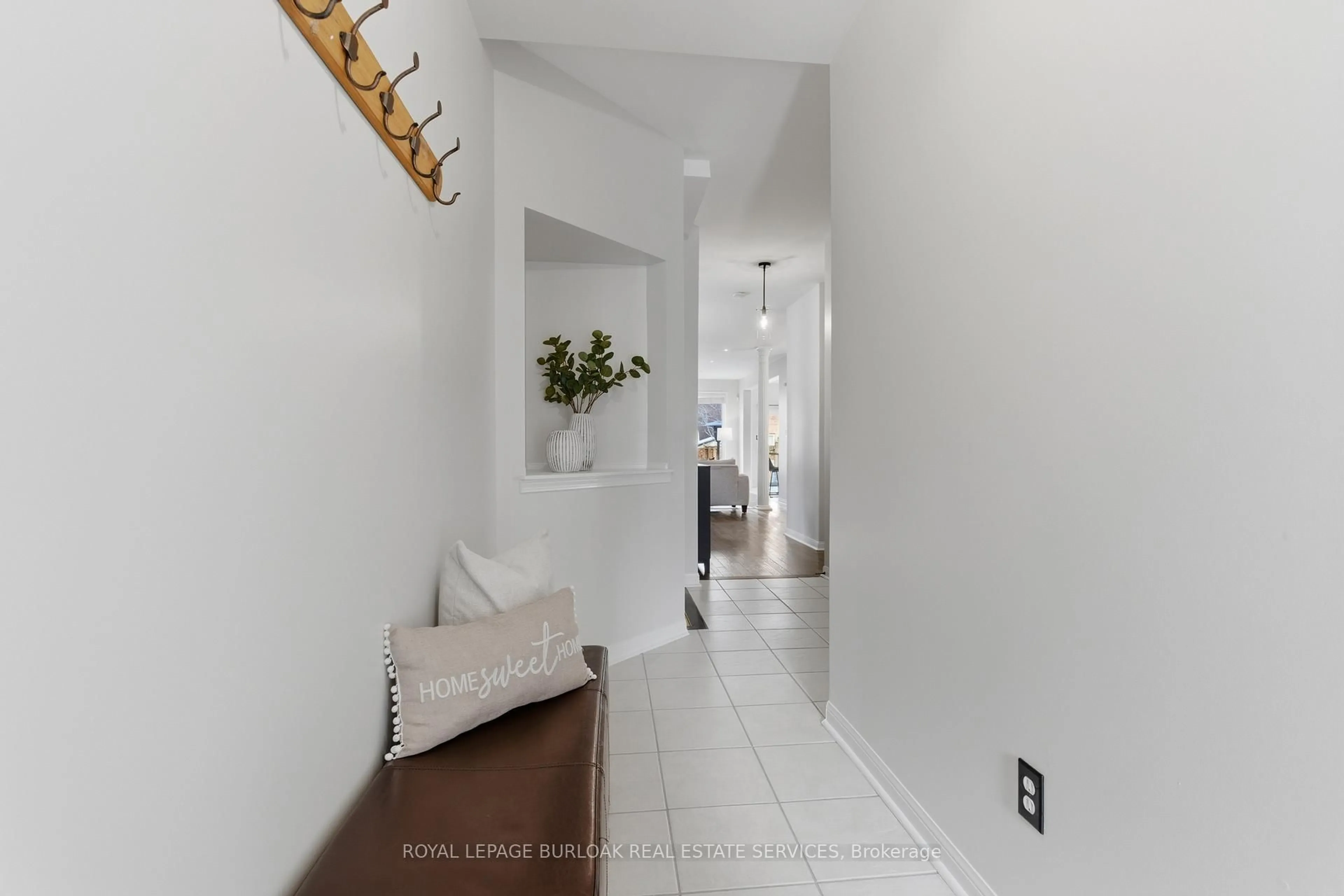 Indoor entryway for 2267 Whistling Springs Cres, Oakville Ontario L6M 5G5