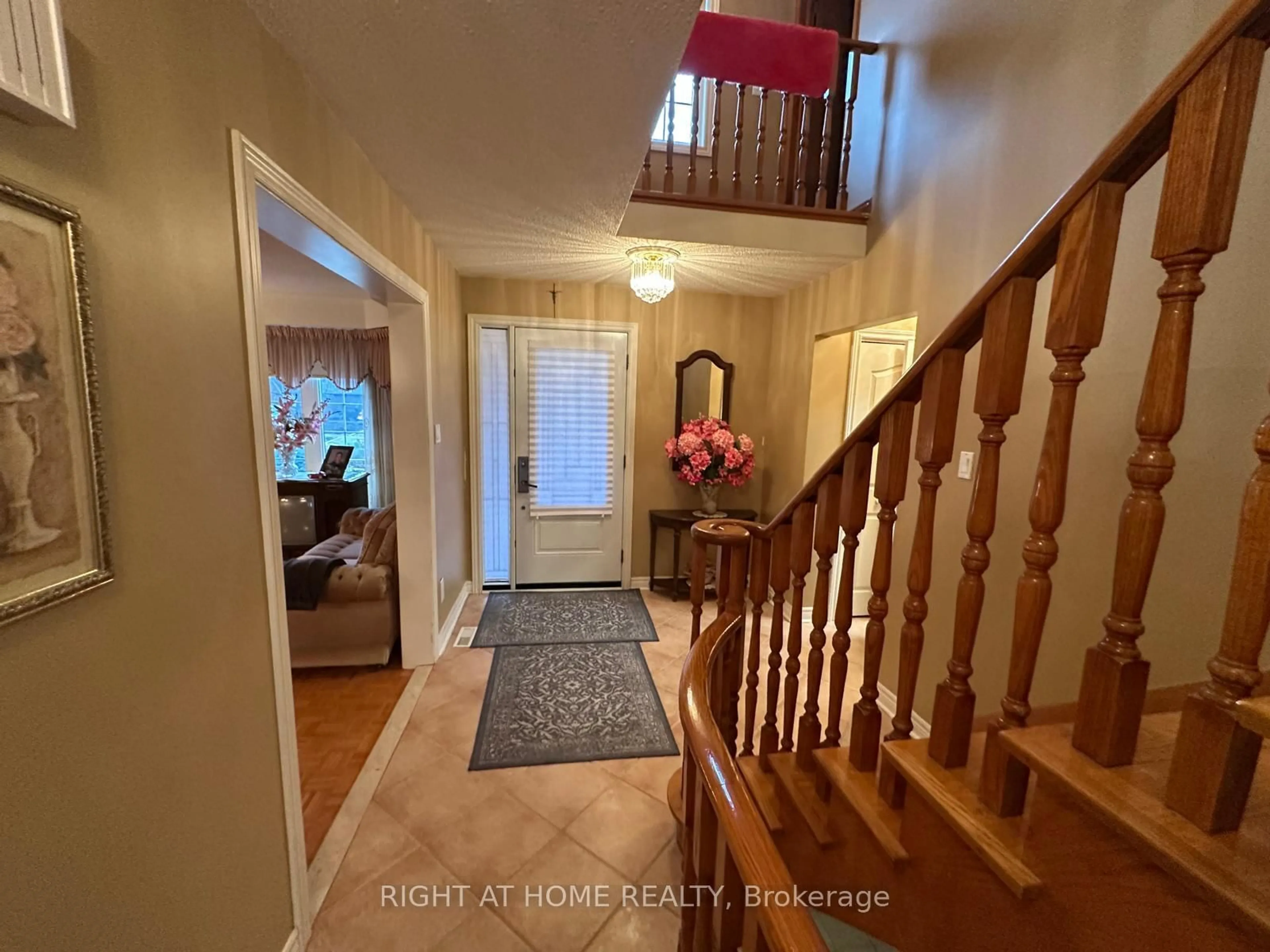 Indoor entryway for 874 Wetherby Lane, Mississauga Ontario L4W 4S9