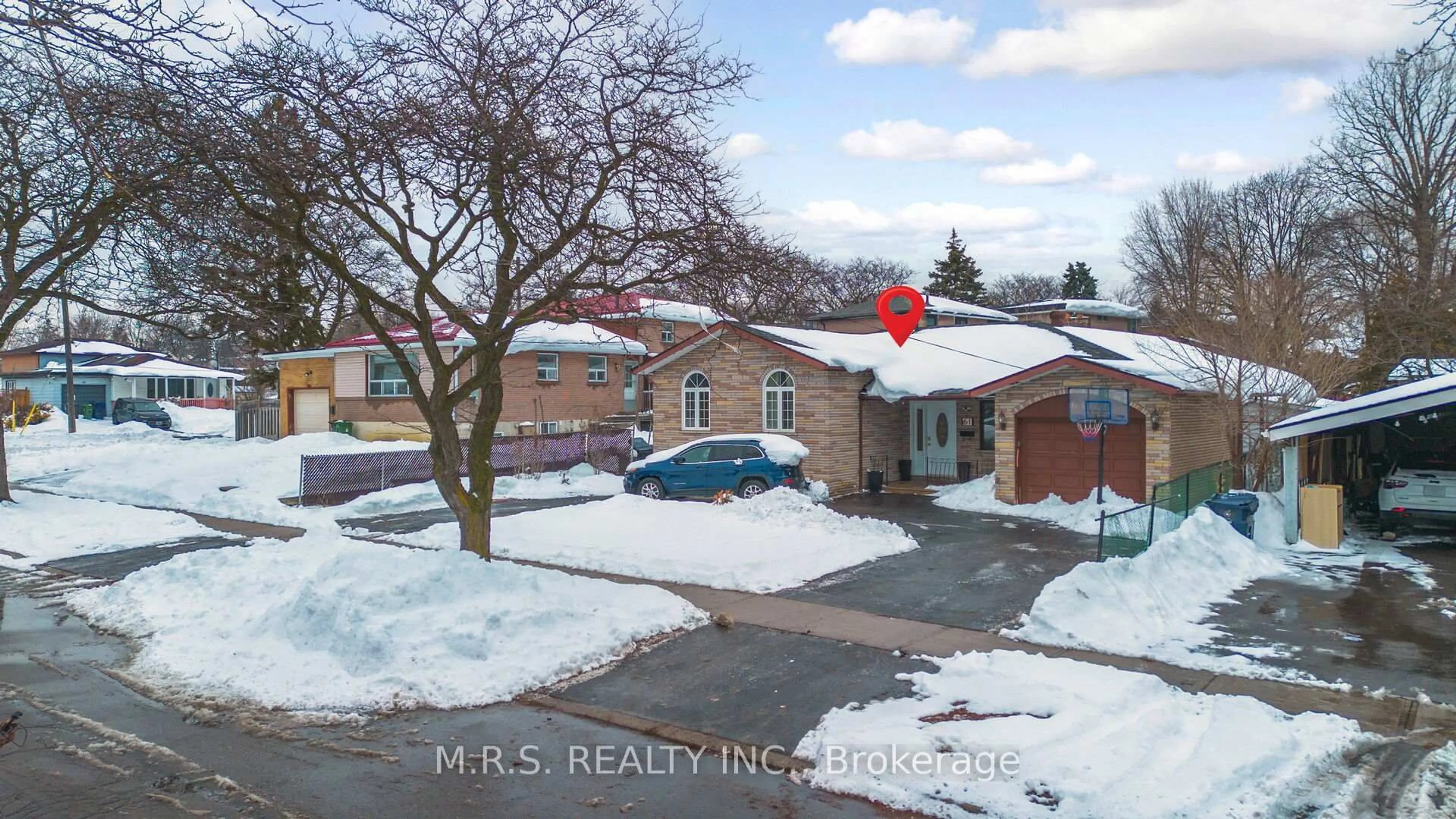 A pic from outside/outdoor area/front of a property/back of a property/a pic from drone, street for 61 Bloomington Cres, Toronto Ontario M3N 1R2