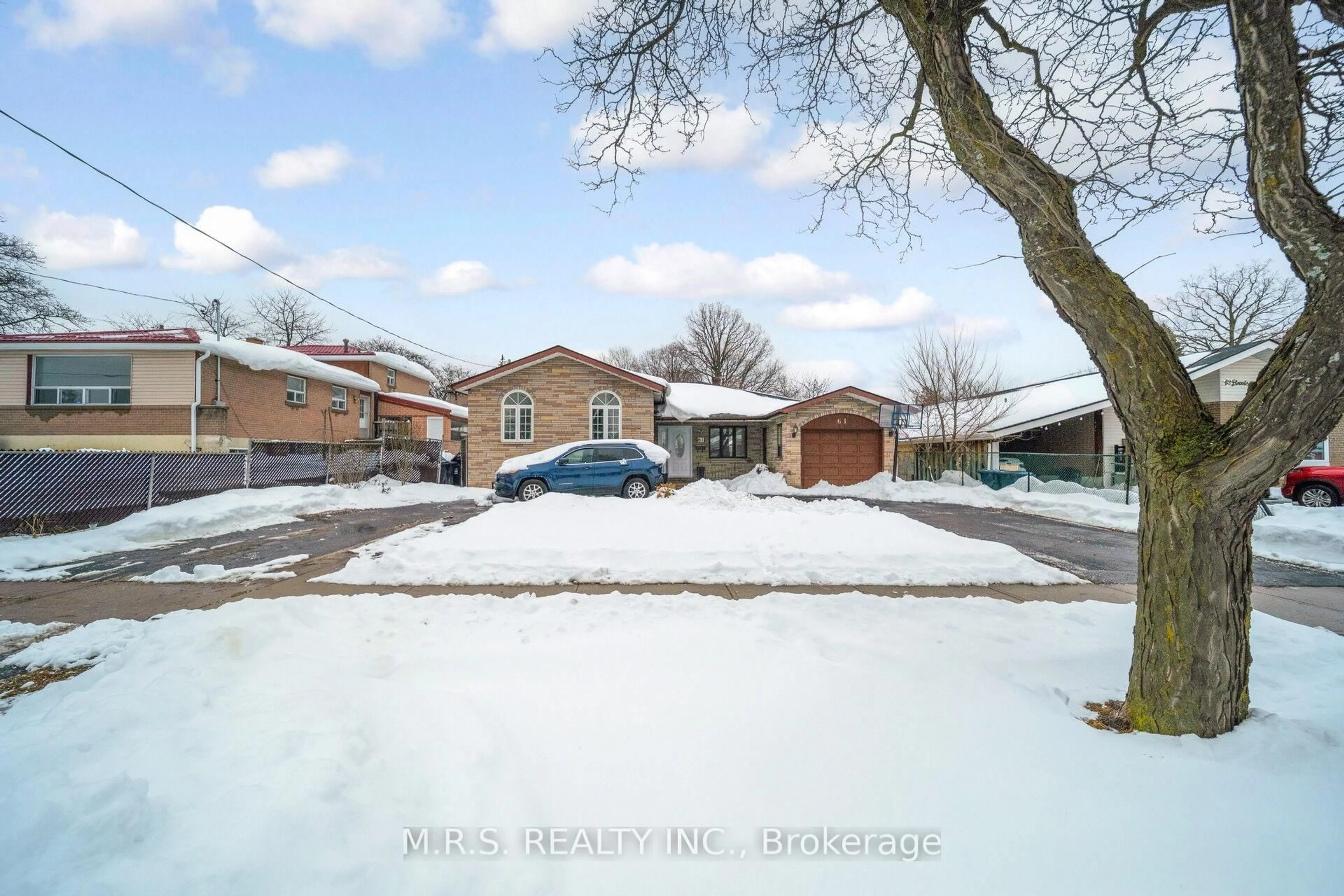 A pic from outside/outdoor area/front of a property/back of a property/a pic from drone, street for 61 Bloomington Cres, Toronto Ontario M3N 1R2