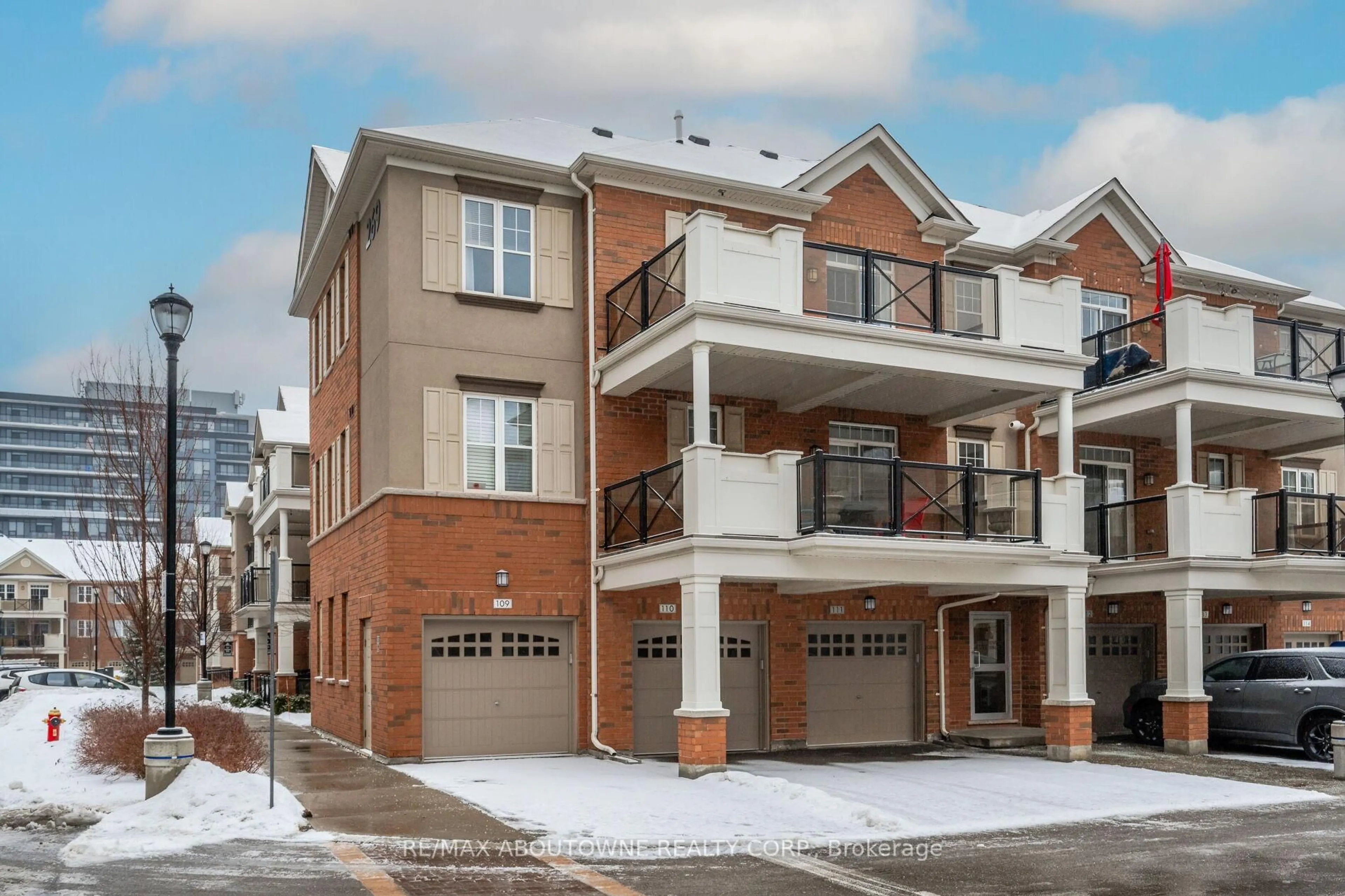 Home with brick exterior material, street for 269 Georgian Dr #312, Oakville Ontario L6H 0L1