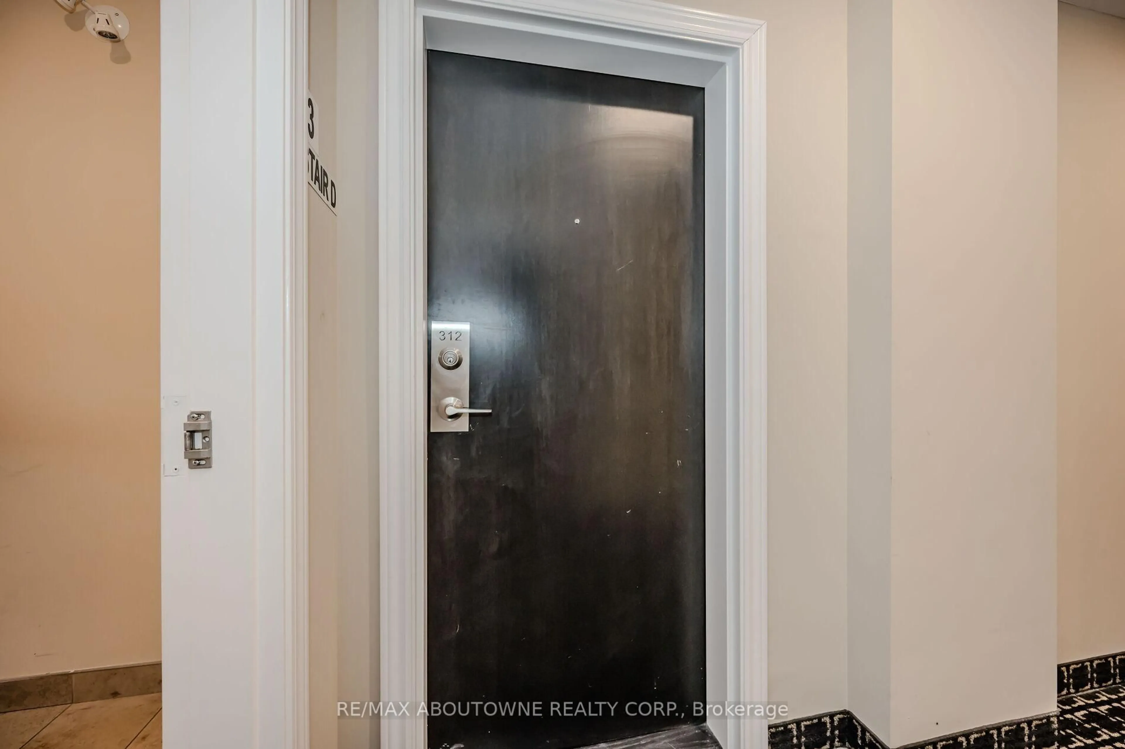 Indoor entryway for 269 Georgian Dr #312, Oakville Ontario L6H 0L1