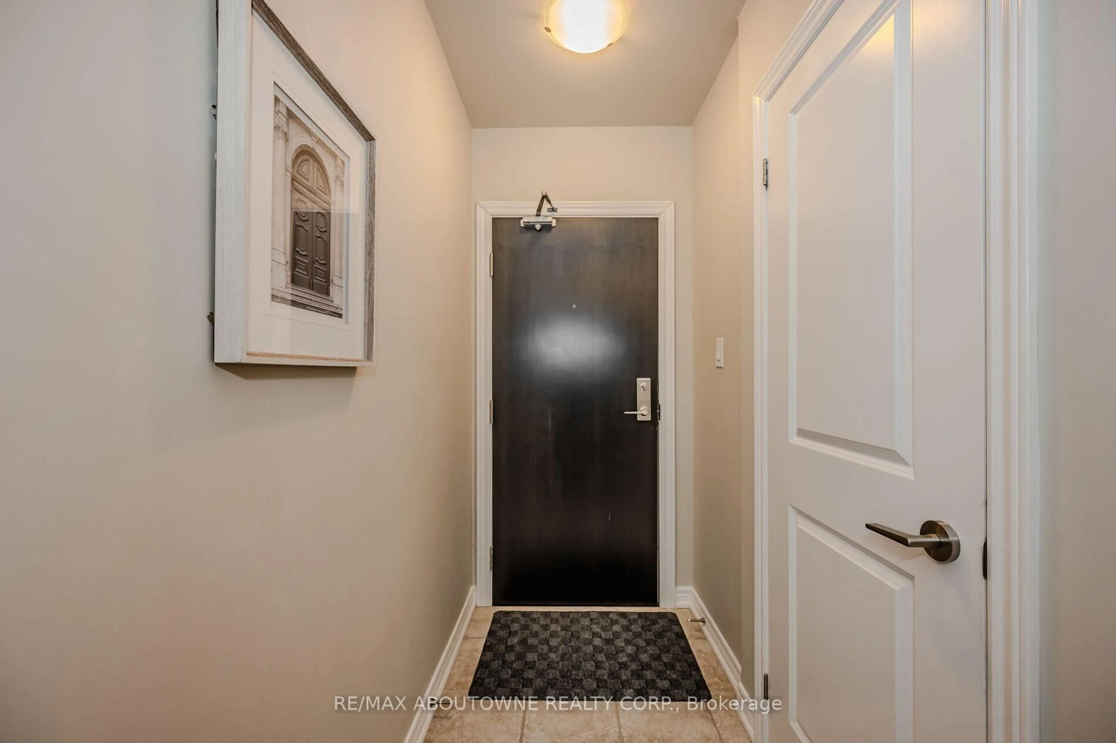 Indoor entryway for 269 Georgian Dr #312, Oakville Ontario L6H 0L1
