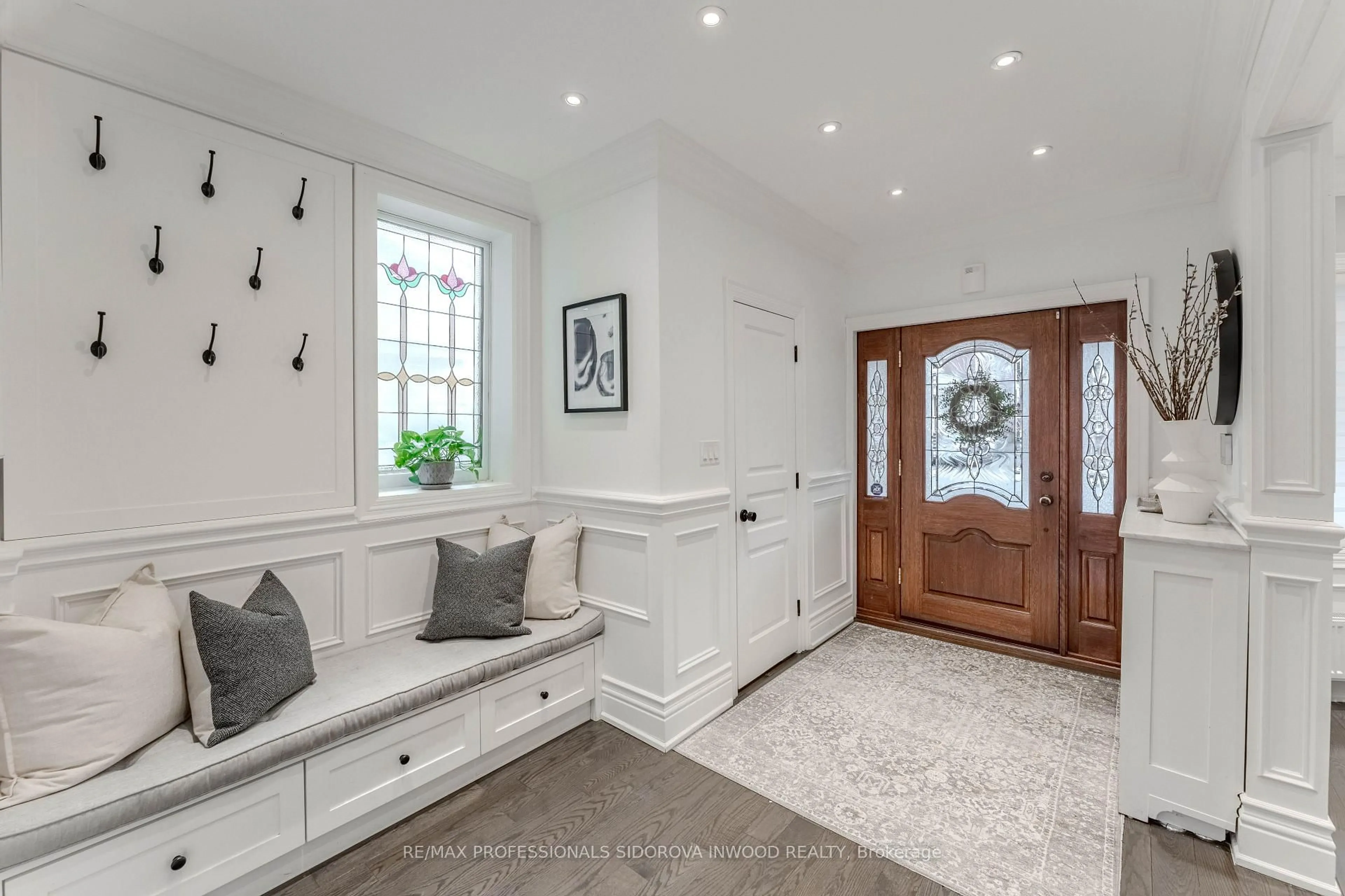 Indoor entryway for 260 Indian Rd, Toronto Ontario M6R 2X2