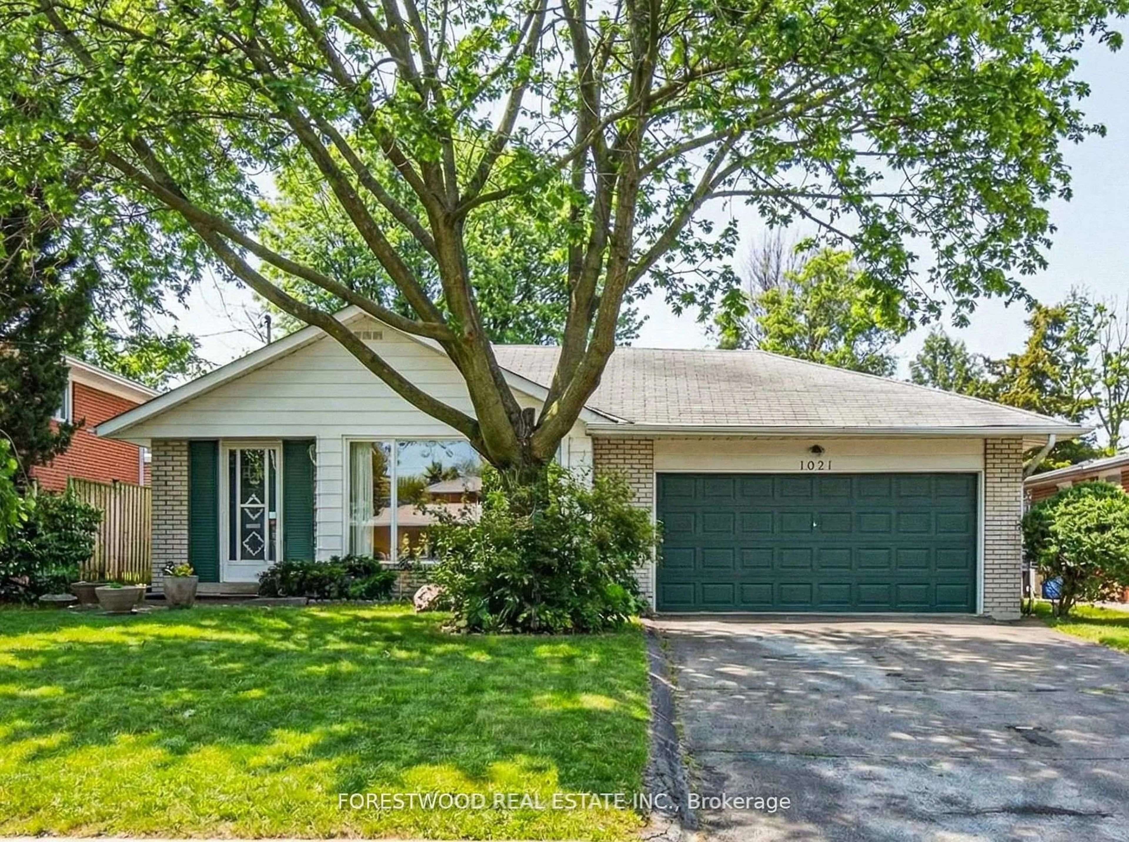 Home with vinyl exterior material, street for 1021 Vera Cruz Dr, Mississauga Ontario L4Y 2G4