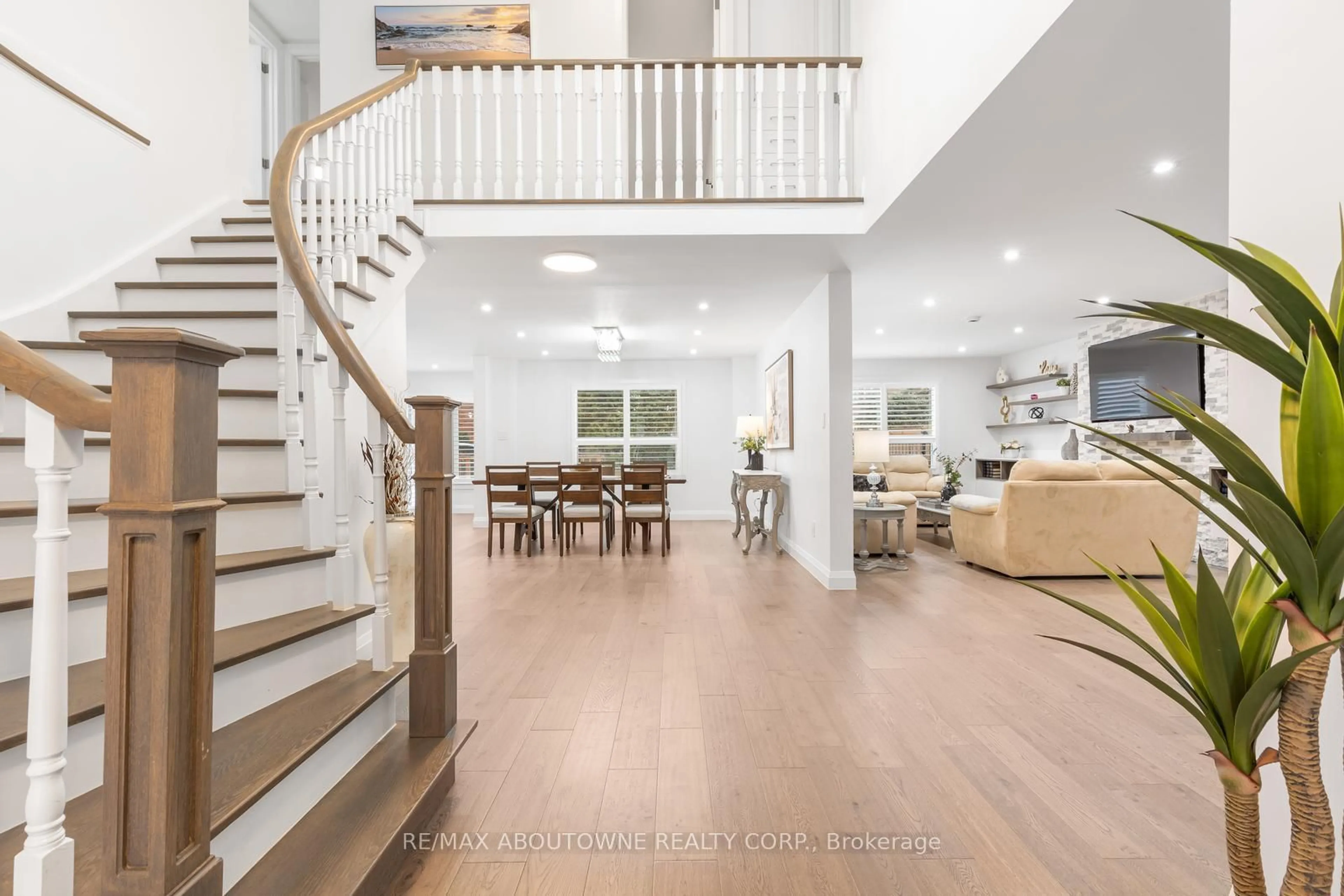 Indoor foyer for 1324 Birchcliff Dr, Oakville Ontario L6M 2A4