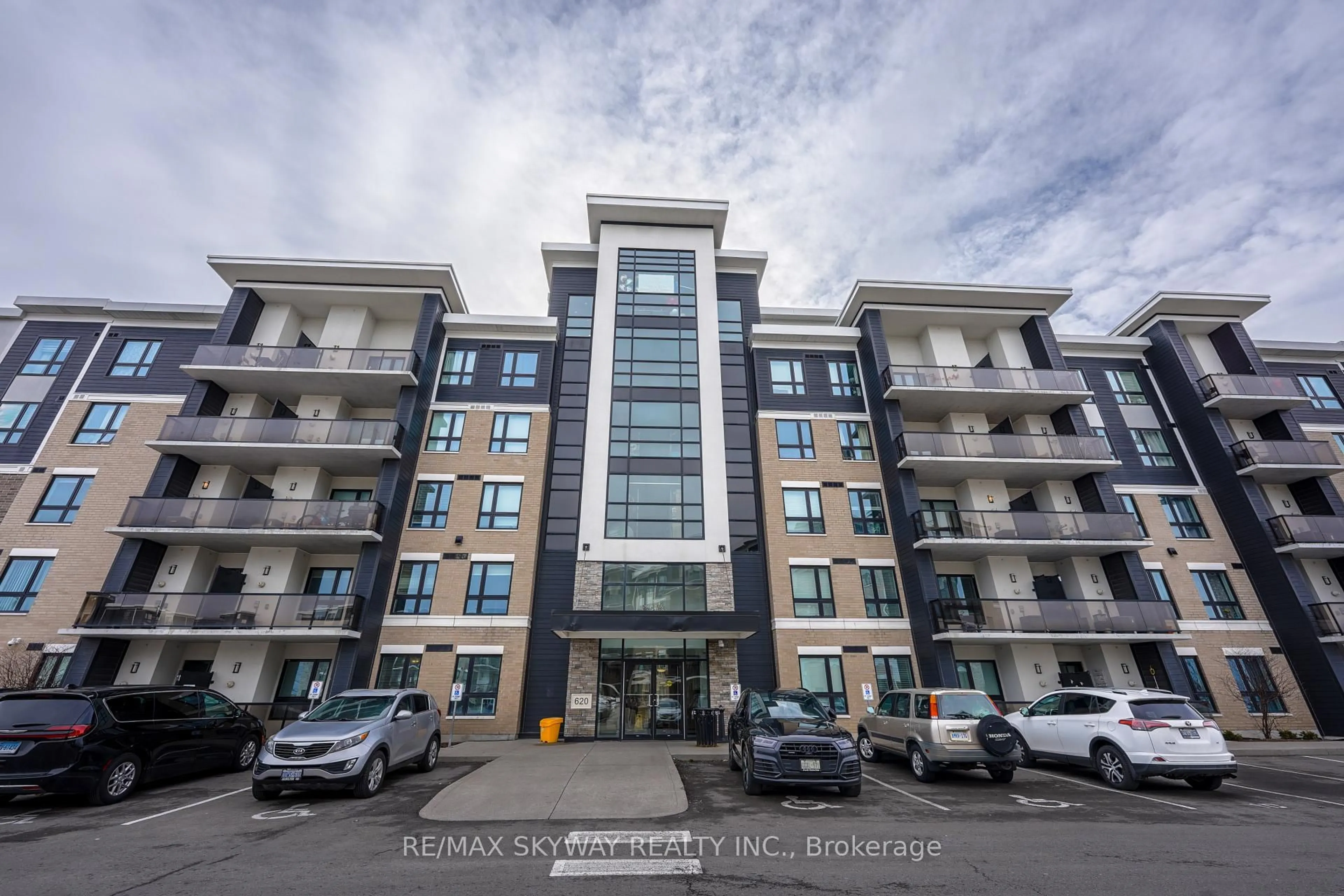 Indoor foyer for 620 Sauve St #415, Milton Ontario L9T 9A5
