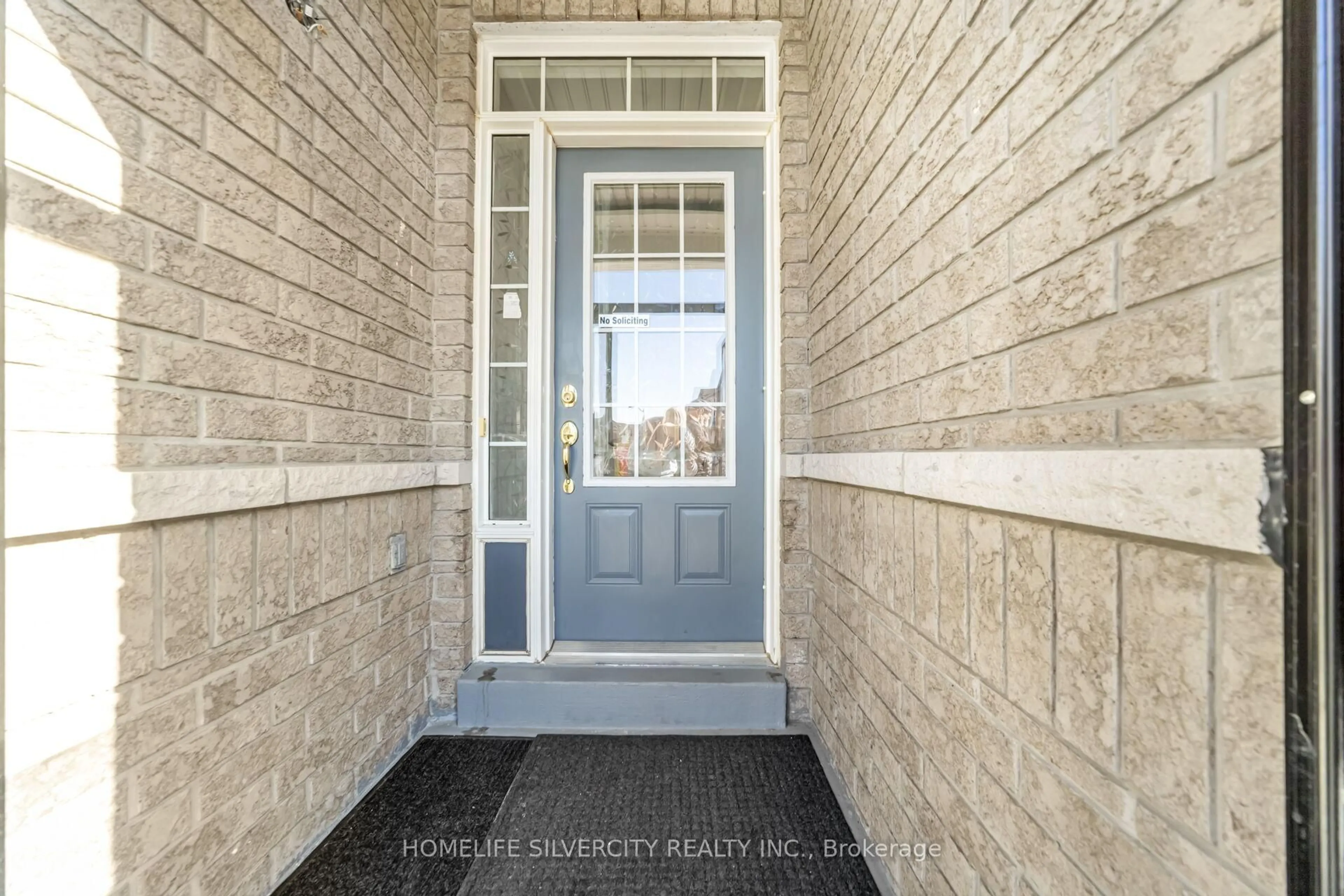 Indoor entryway for 18 Finlayson Cres, Brampton Ontario L6R 0H7