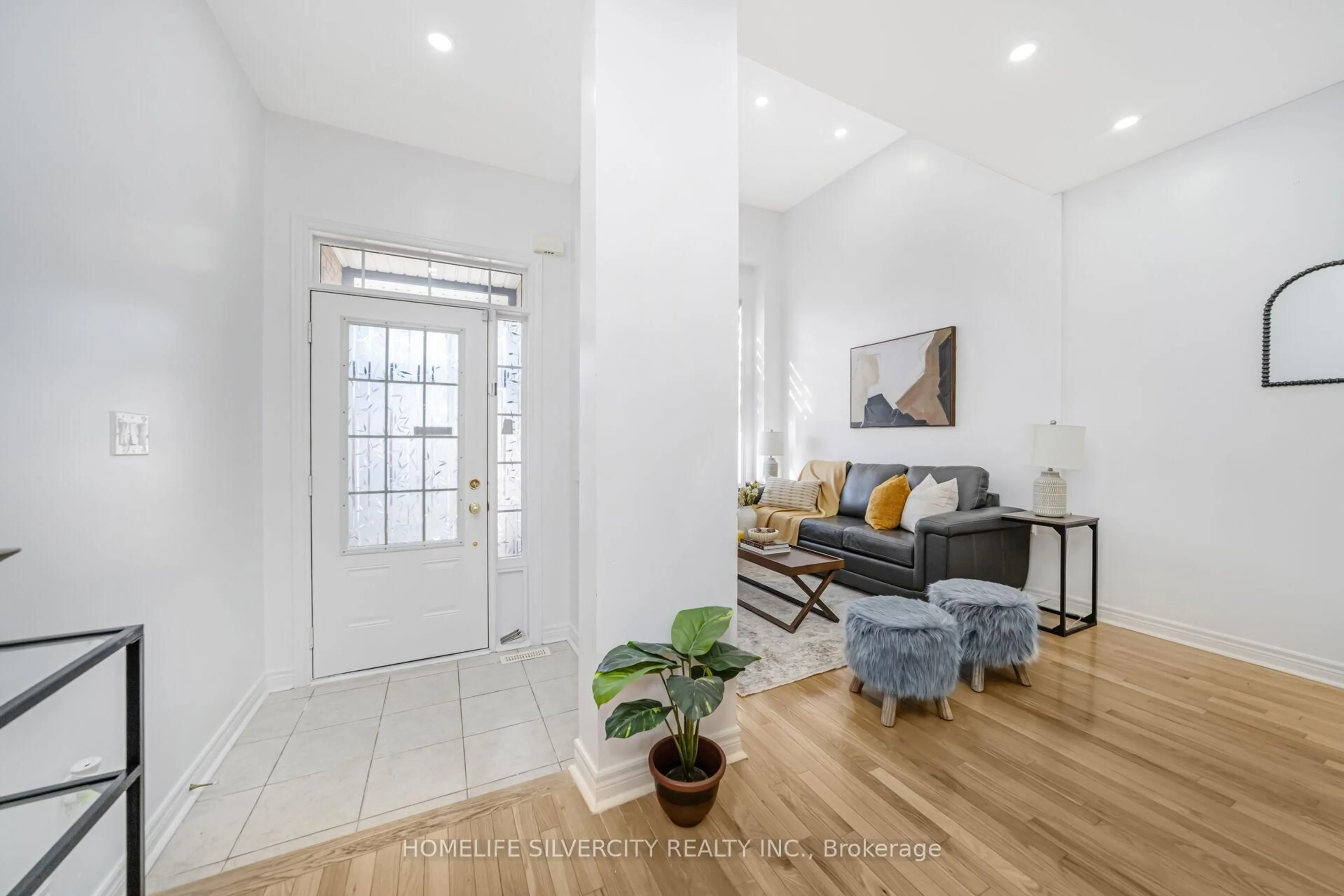 Indoor entryway for 18 Finlayson Cres, Brampton Ontario L6R 0H7