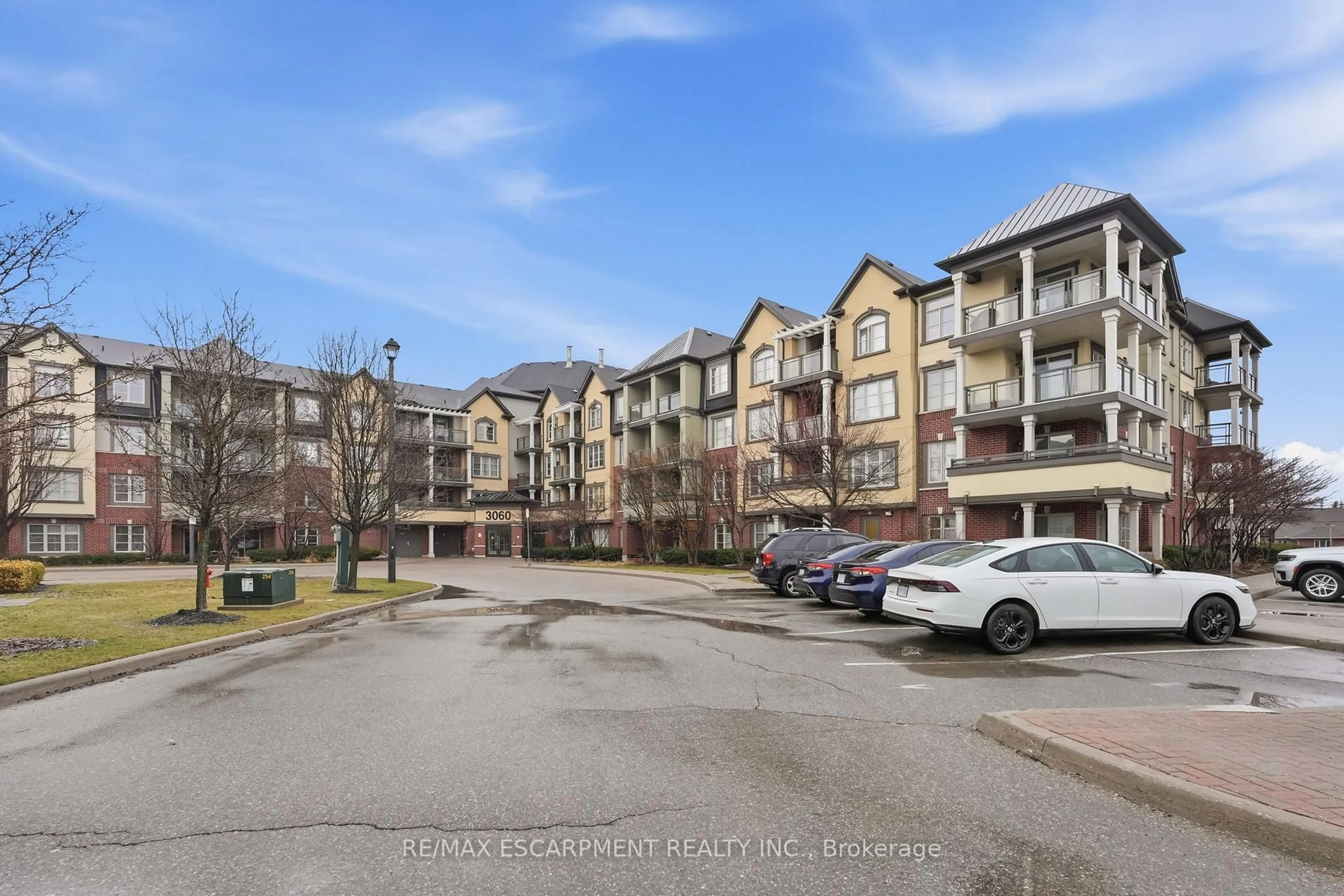 A pic from outside/outdoor area/front of a property/back of a property/a pic from drone, unknown for 3060 Rotary Way #226, Burlington Ontario L7M 0G9