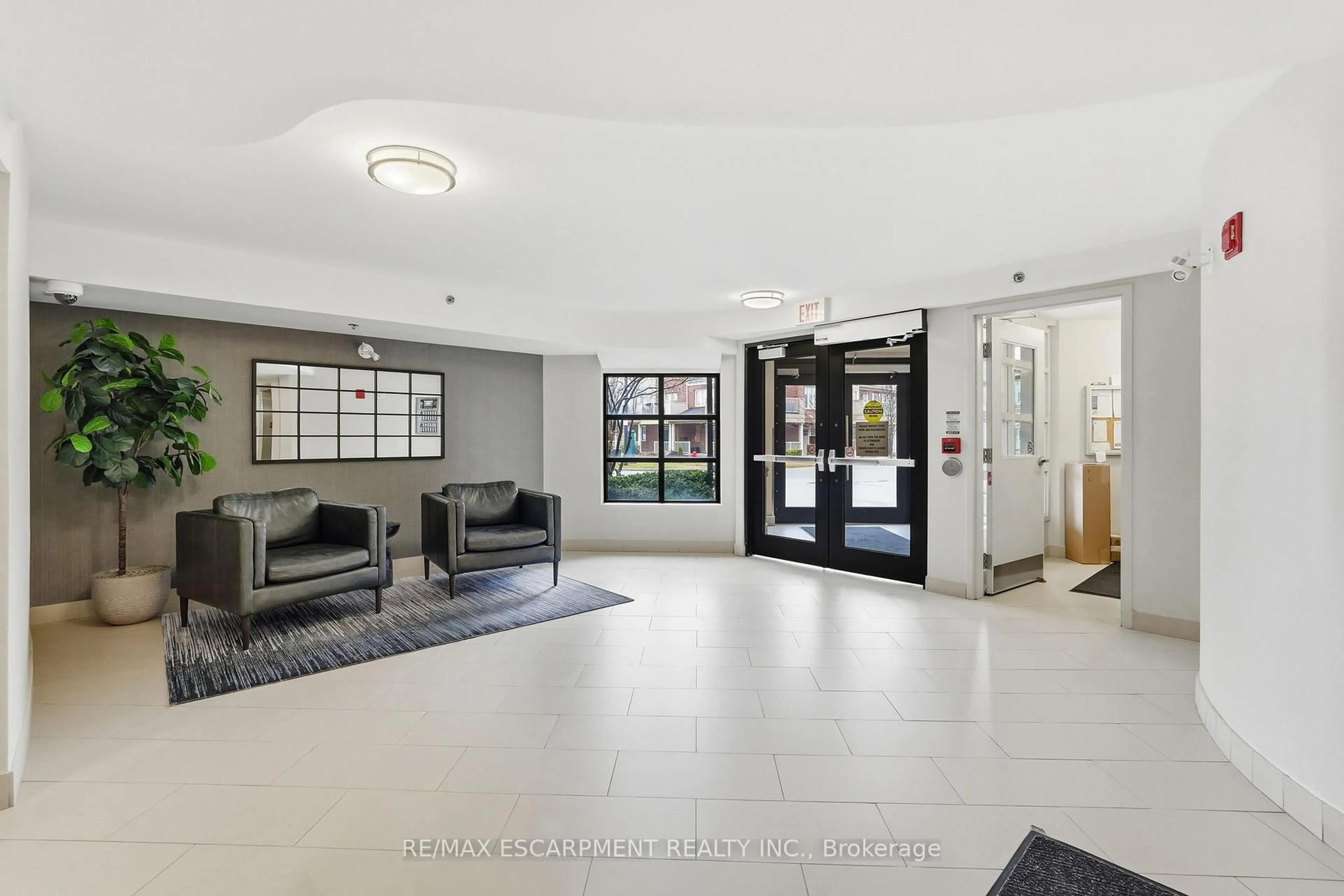 Indoor foyer for 3060 Rotary Way #226, Burlington Ontario L7M 0G9